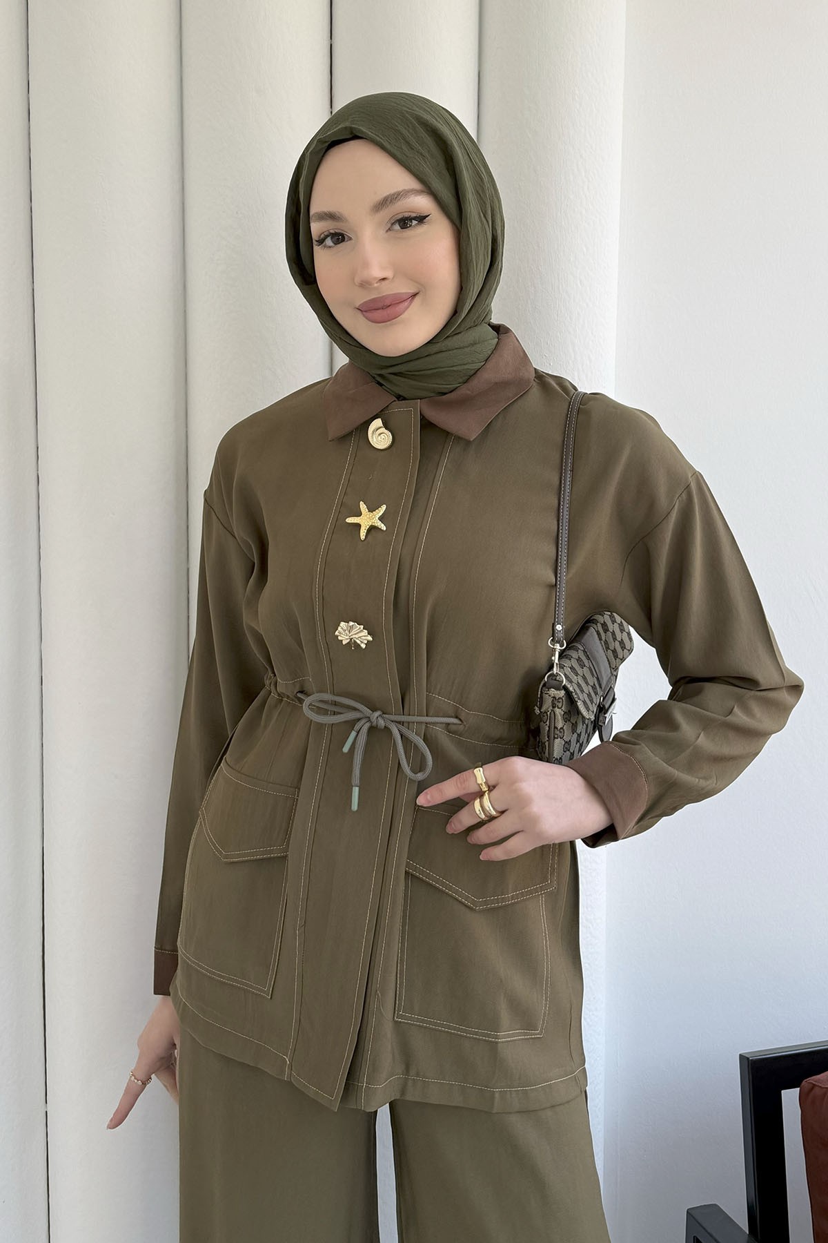 Belden Sıkmalı Broş Düğme Detay Tesettür Takım-HAKİ YEŞİL