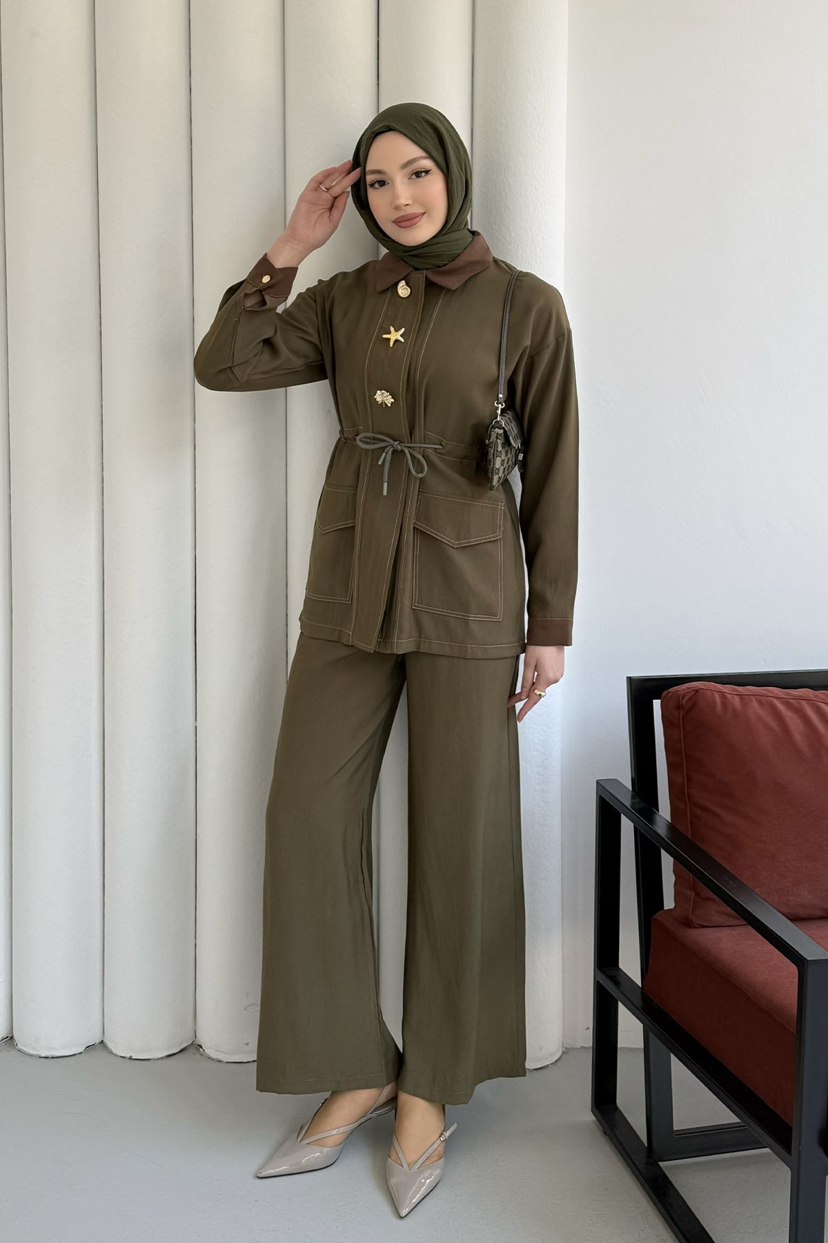 Belden Sıkmalı Broş Düğme Detay Tesettür Takım-HAKİ YEŞİL