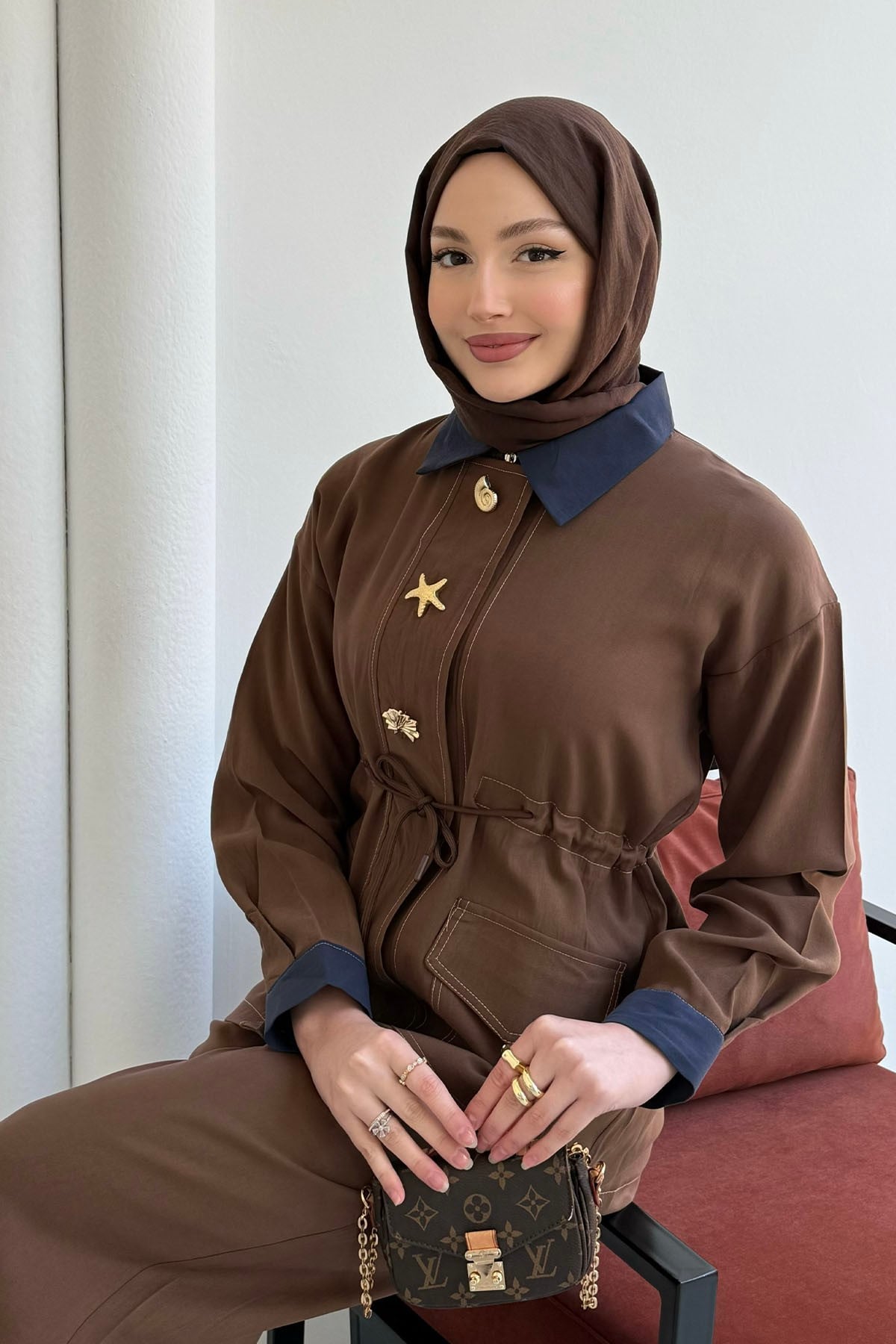 Belden Sıkmalı Broş Düğme Detay Tesettür Takım-KAHVERENGİ