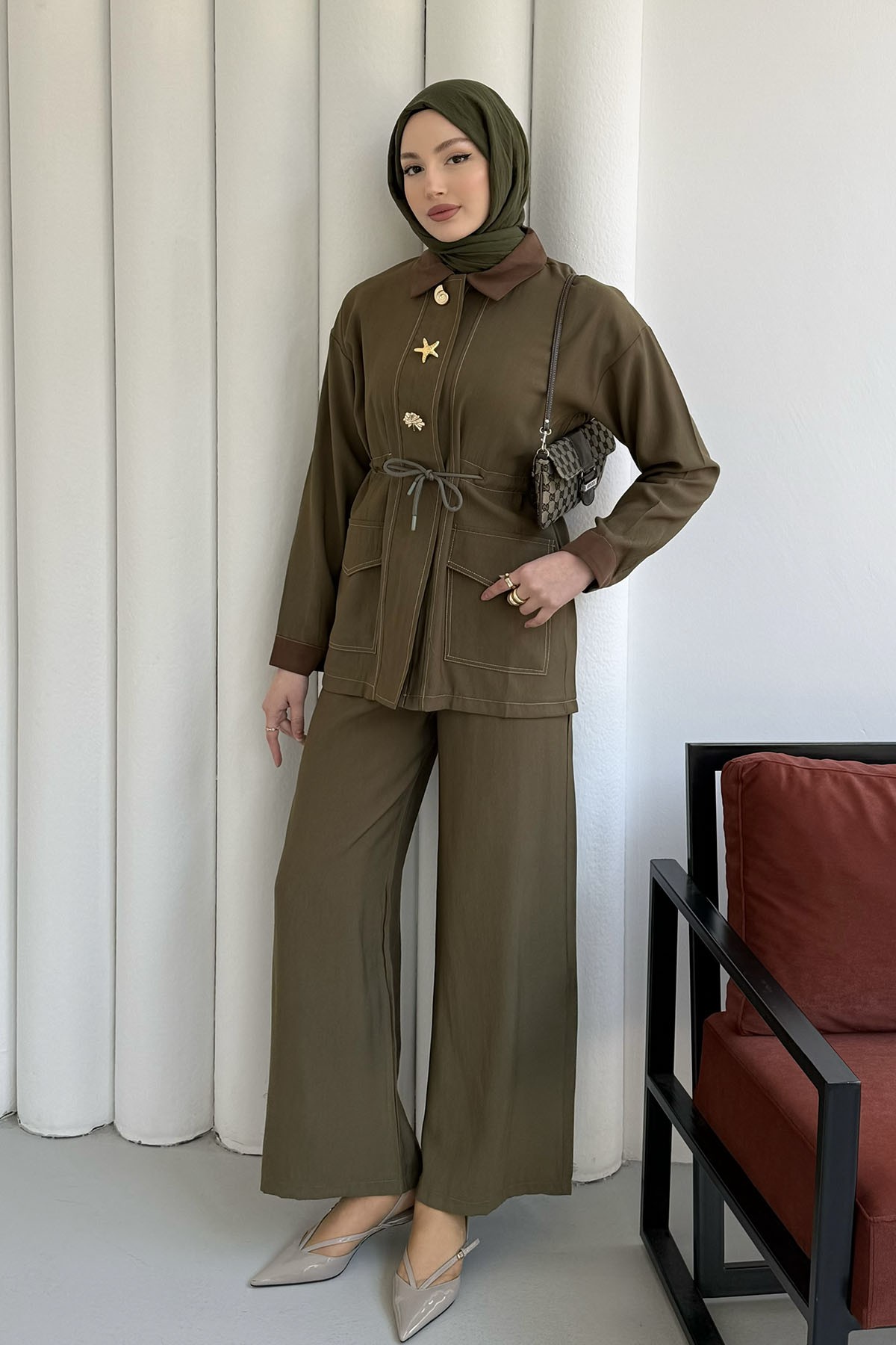 Belden Sıkmalı Broş Düğme Detay Tesettür Takım-HAKİ YEŞİL