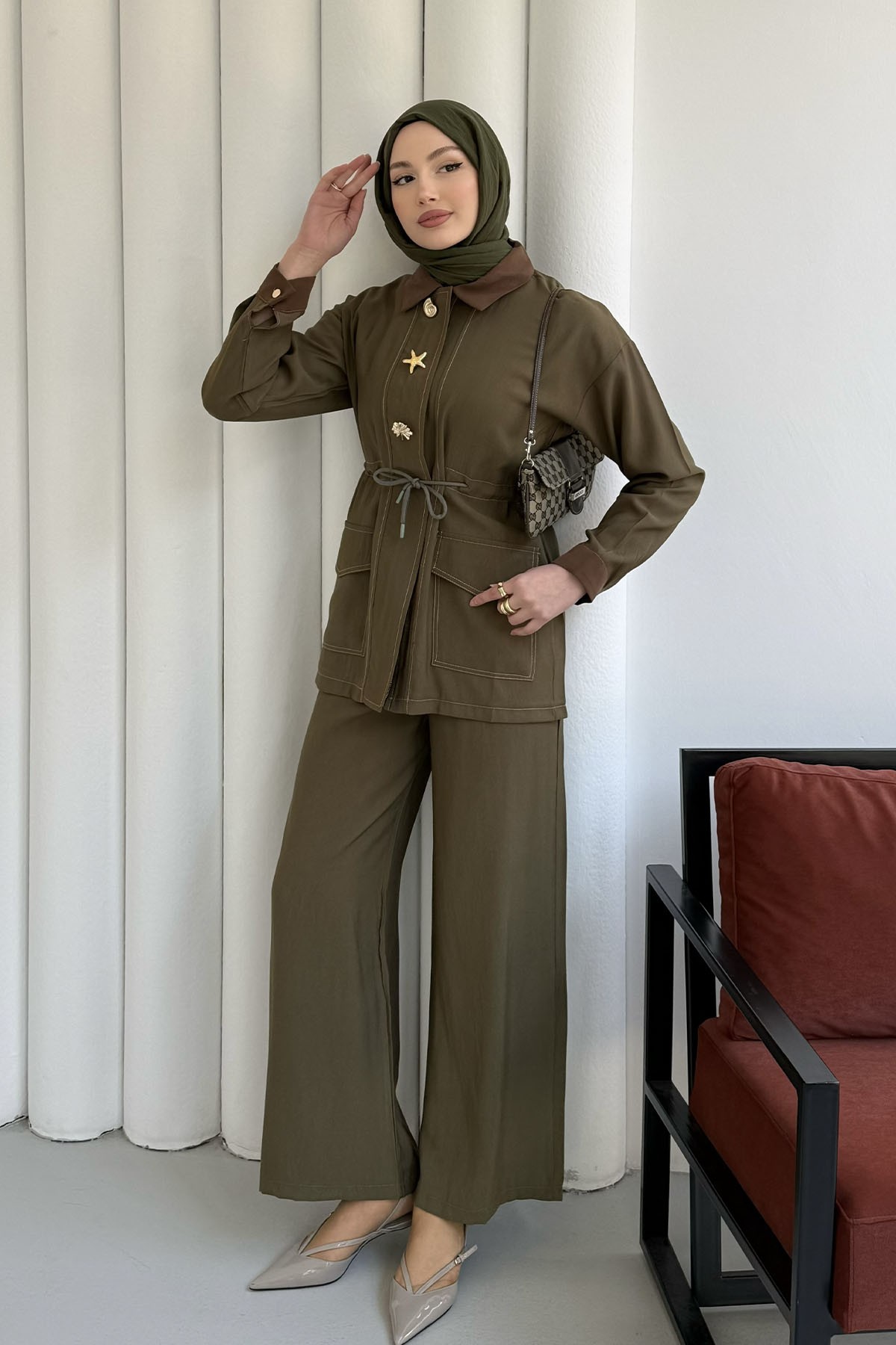 Belden Sıkmalı Broş Düğme Detay Tesettür Takım-HAKİ YEŞİL