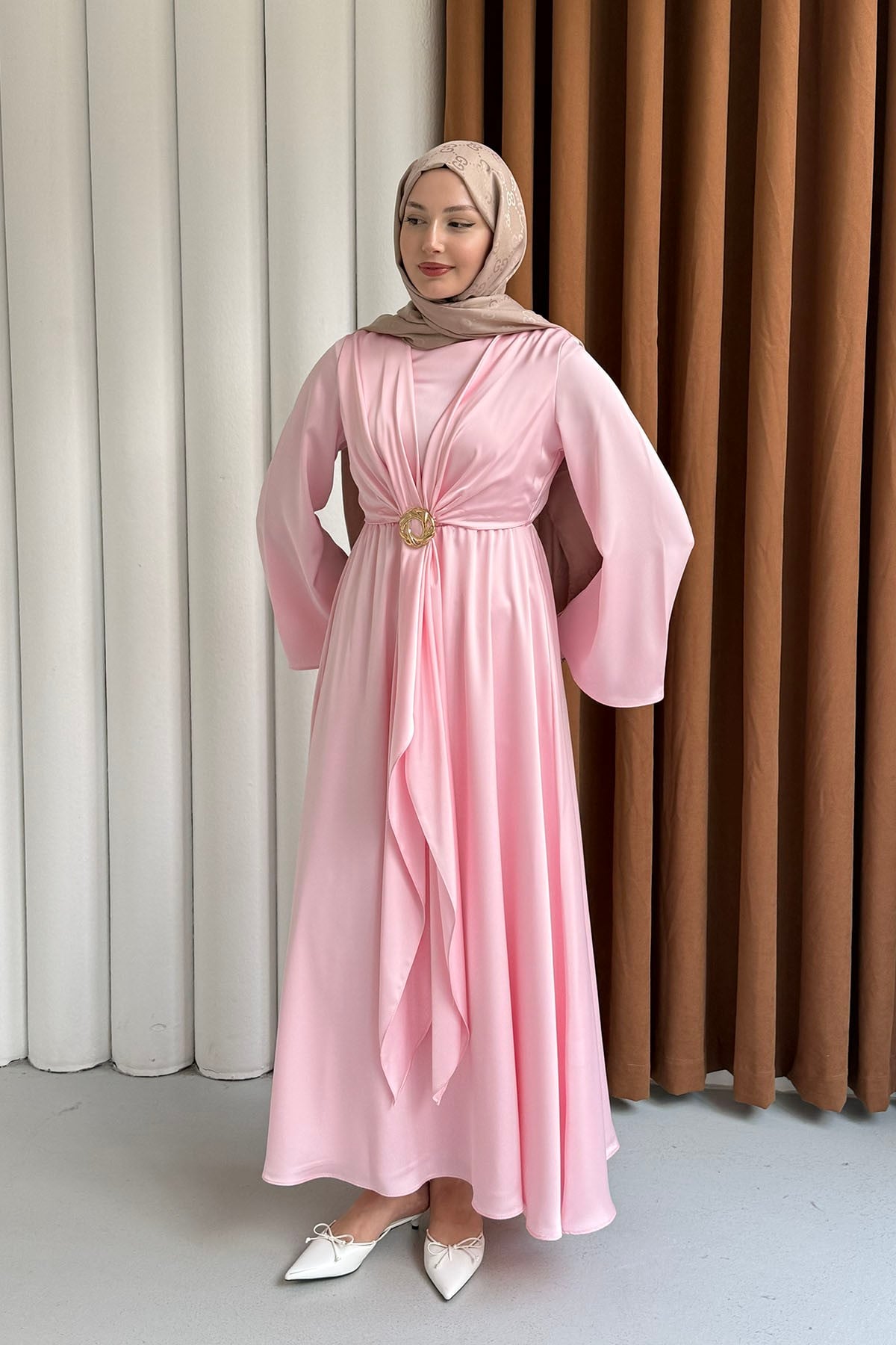 Beli Lastikli Broş Detaylı Saten Kumaş Tesettür Abiye-PEMBE
