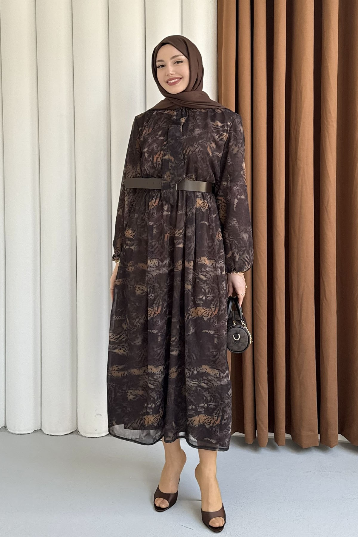 Beli Lastikli & Kemer Detaylı Şifon Tesettür Elbise-KAHVERENGİ