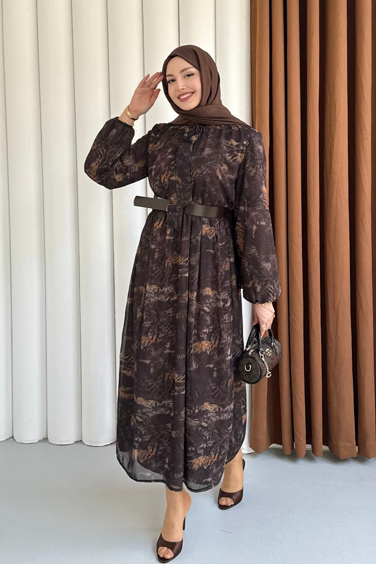 Beli Lastikli & Kemer Detaylı Şifon Tesettür Elbise-KAHVERENGİ