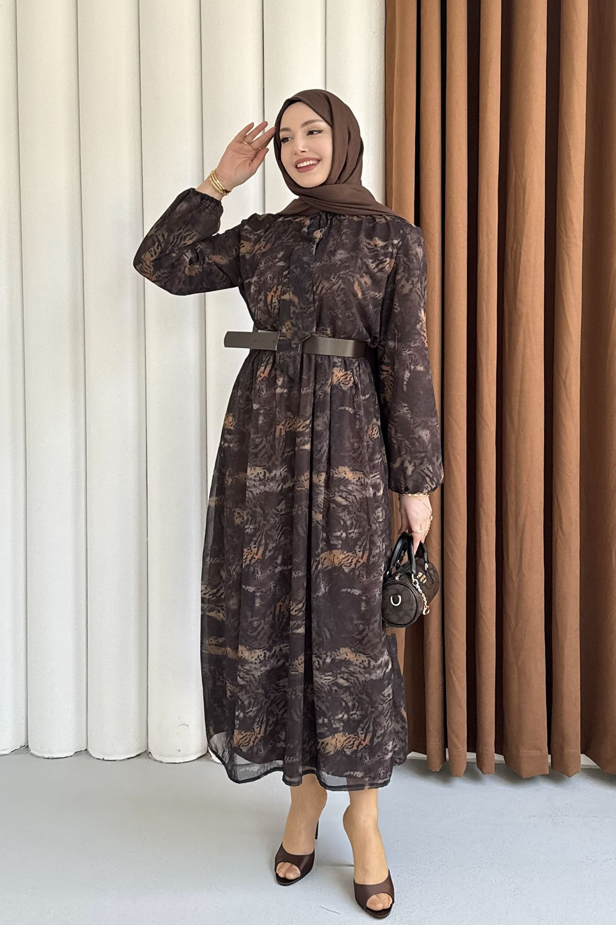 Beli Lastikli & Kemer Detaylı Şifon Tesettür Elbise-KAHVERENGİ