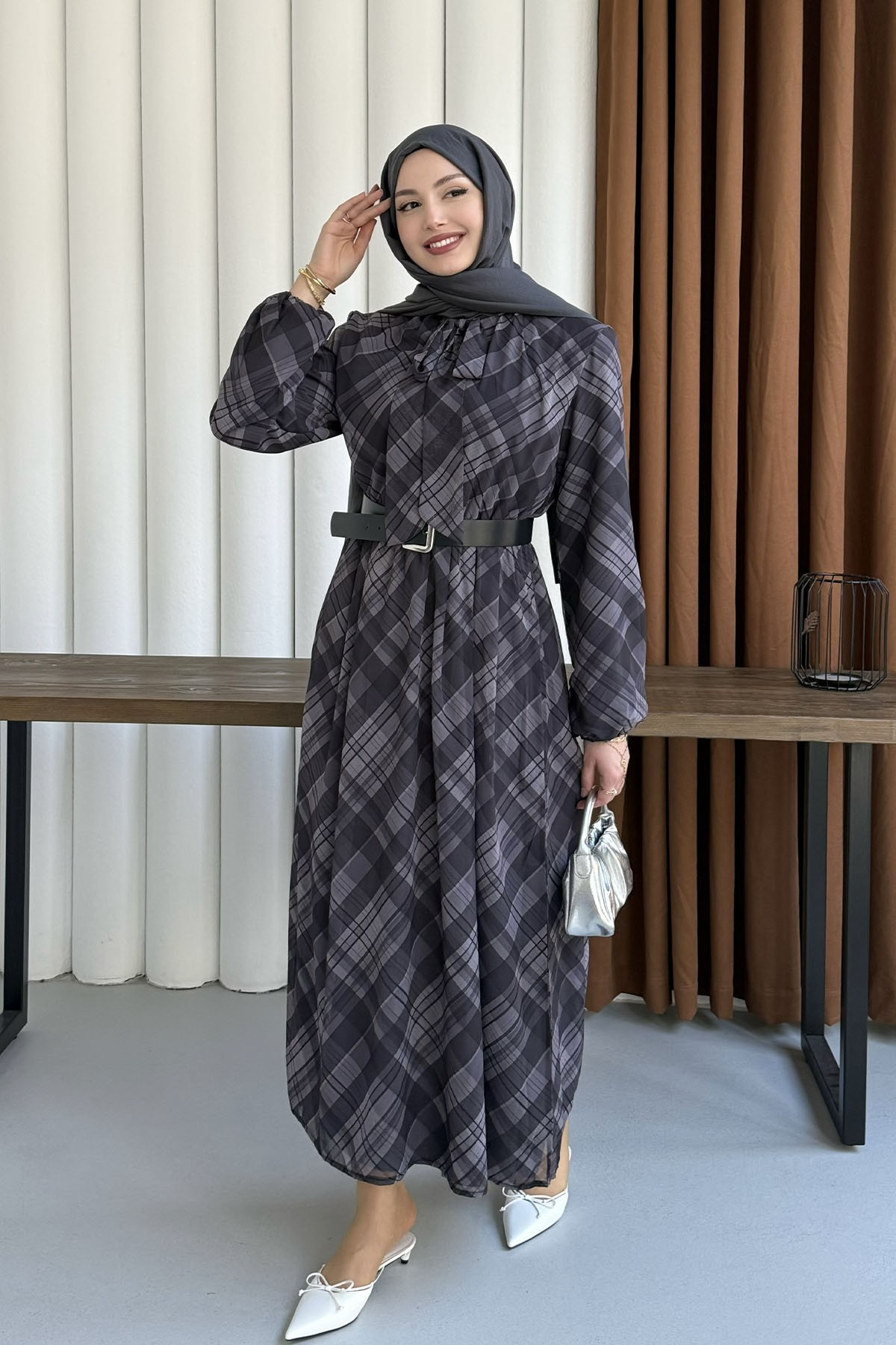 Beli Lastikli & Kemer Detaylı Şifon Tesettür Elbise-SİYAH