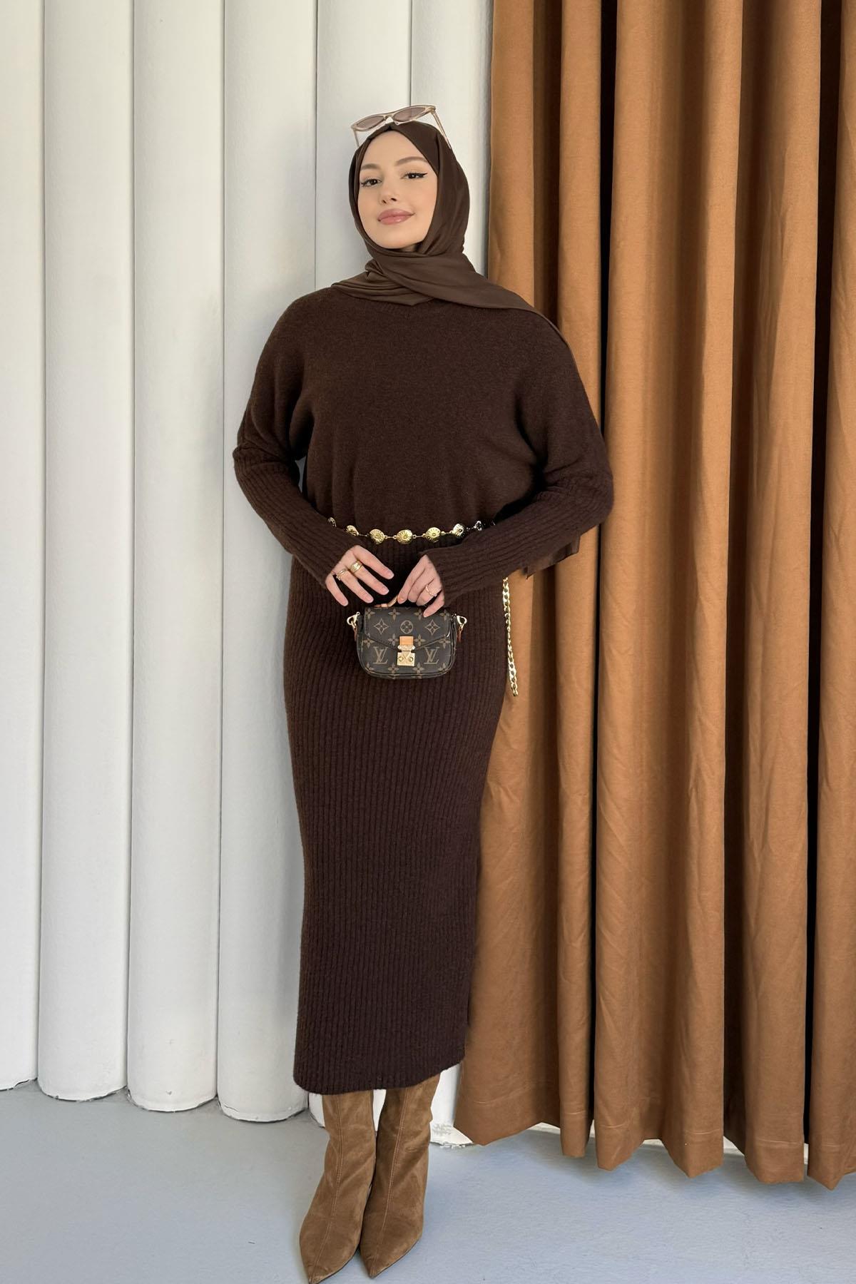 Bisiklet Yaka Yumuşak Dokulu Triko Tesettür Elbise-KAHVERENGİ