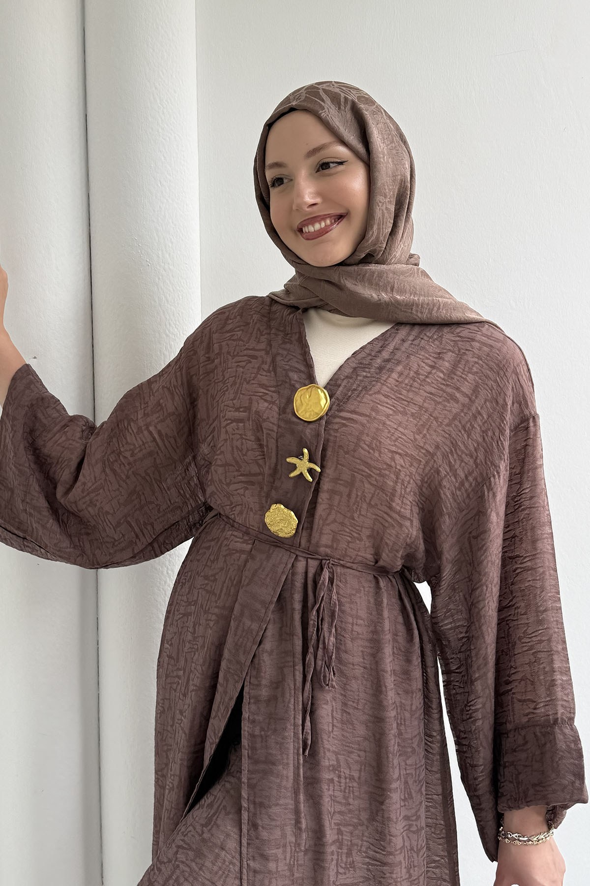 Boydan Düğmeli Broş Detaylı Pantolon Tesettür Takım-KAHVERENGİ