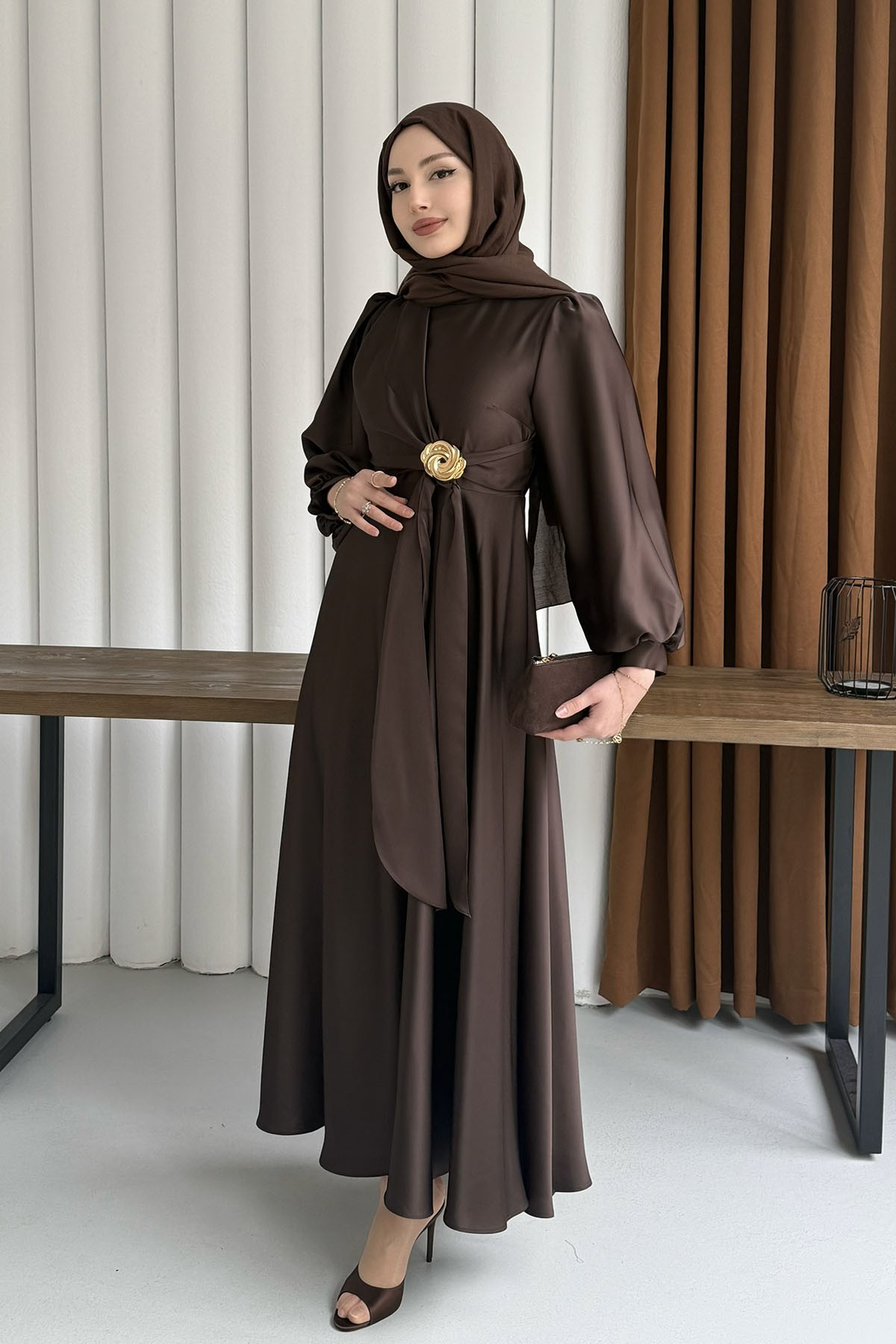 Broş Detaylı Premium Kumaş Saten Tesettür Abiye-KAHVERENGİ