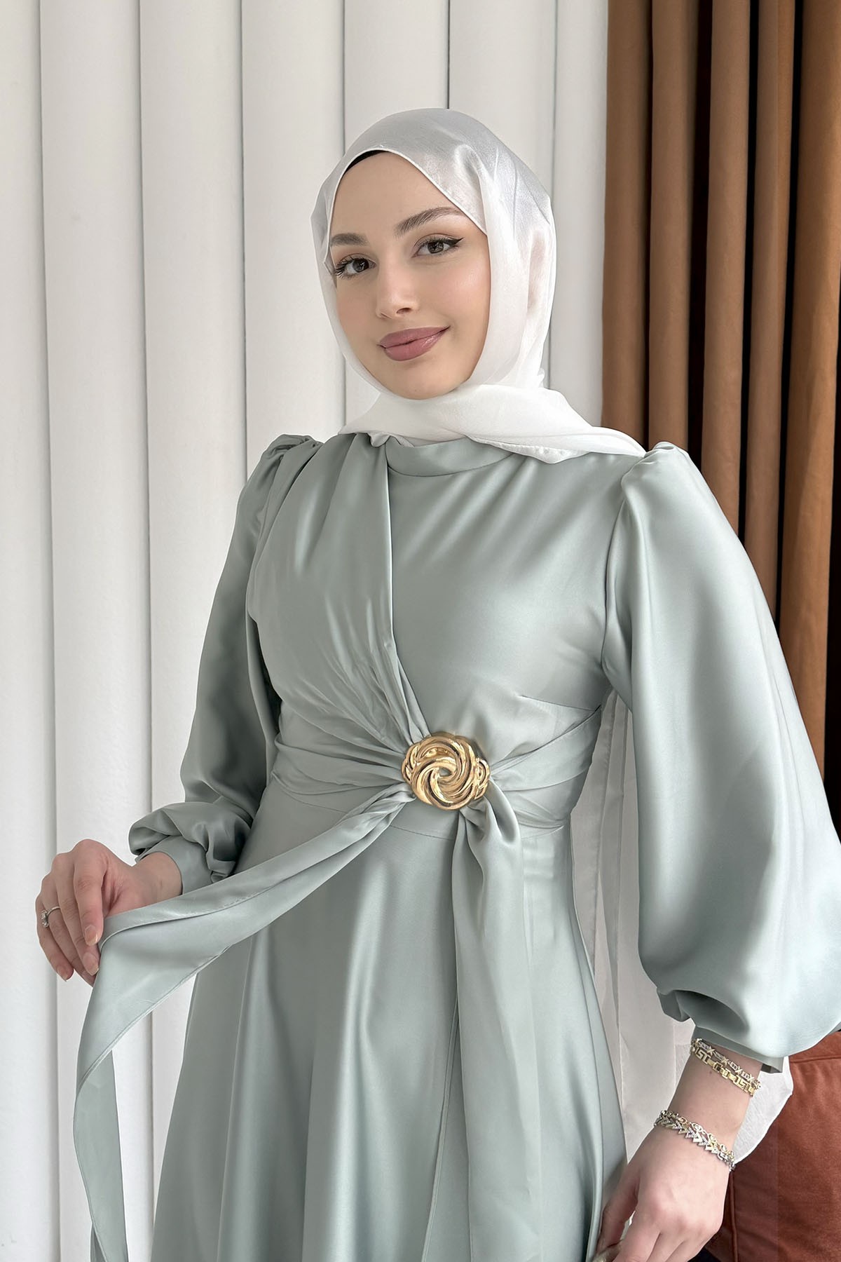 Broş Detaylı Premium Kumaş Saten Tesettür Abiye-SU YEŞİLİ