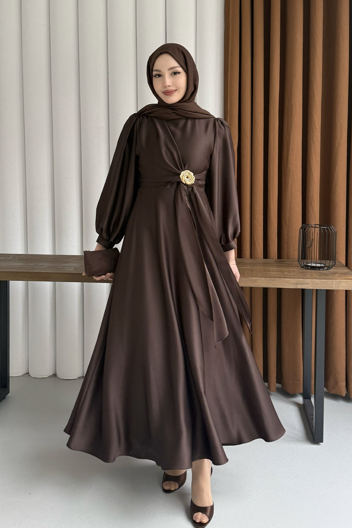 Broş Detaylı Premium Kumaş Saten Tesettür Abiye-KAHVERENGİ