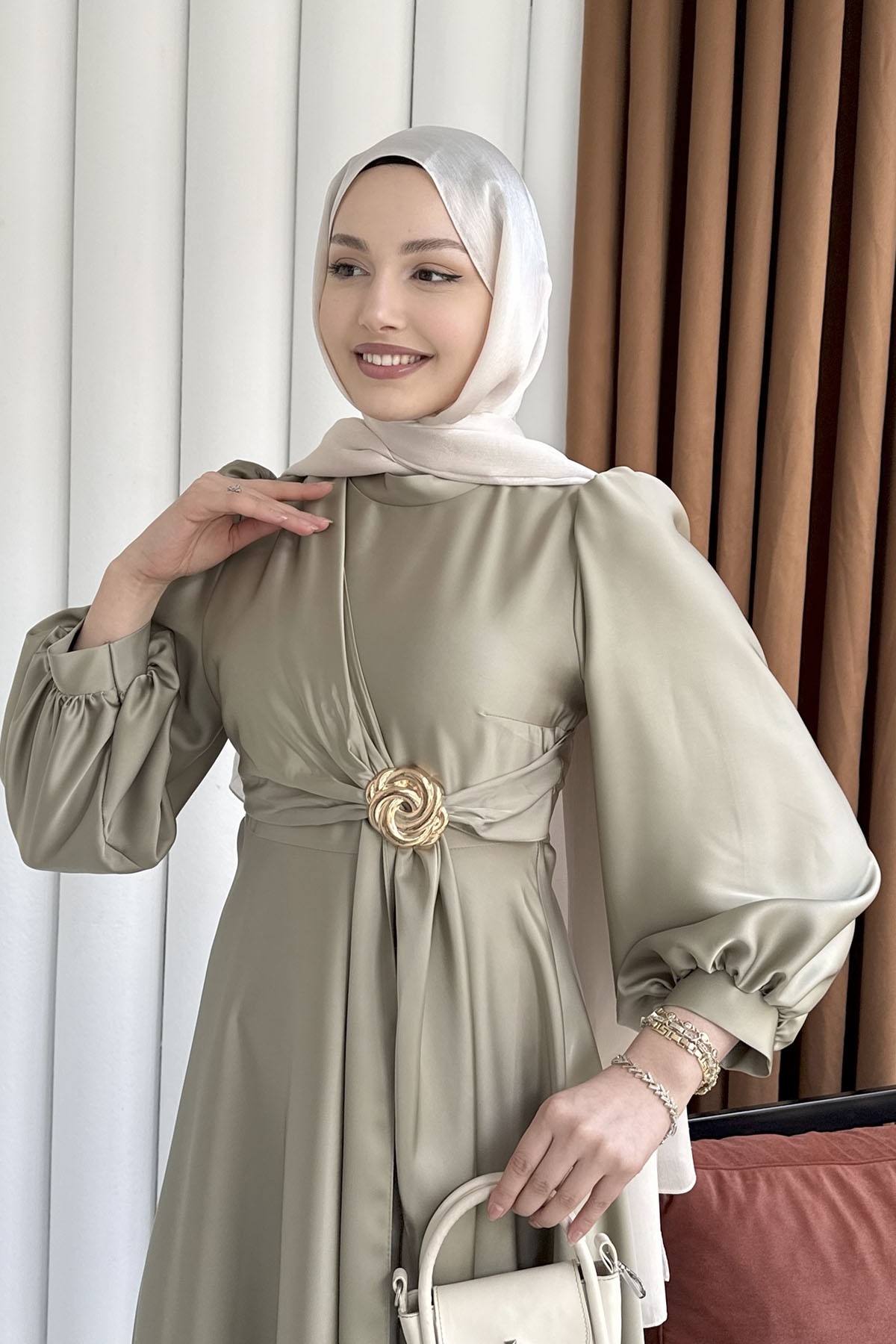 Broş Detaylı Premium Kumaş Saten Tesettür Abiye-ÇAĞLA YEŞİLİ