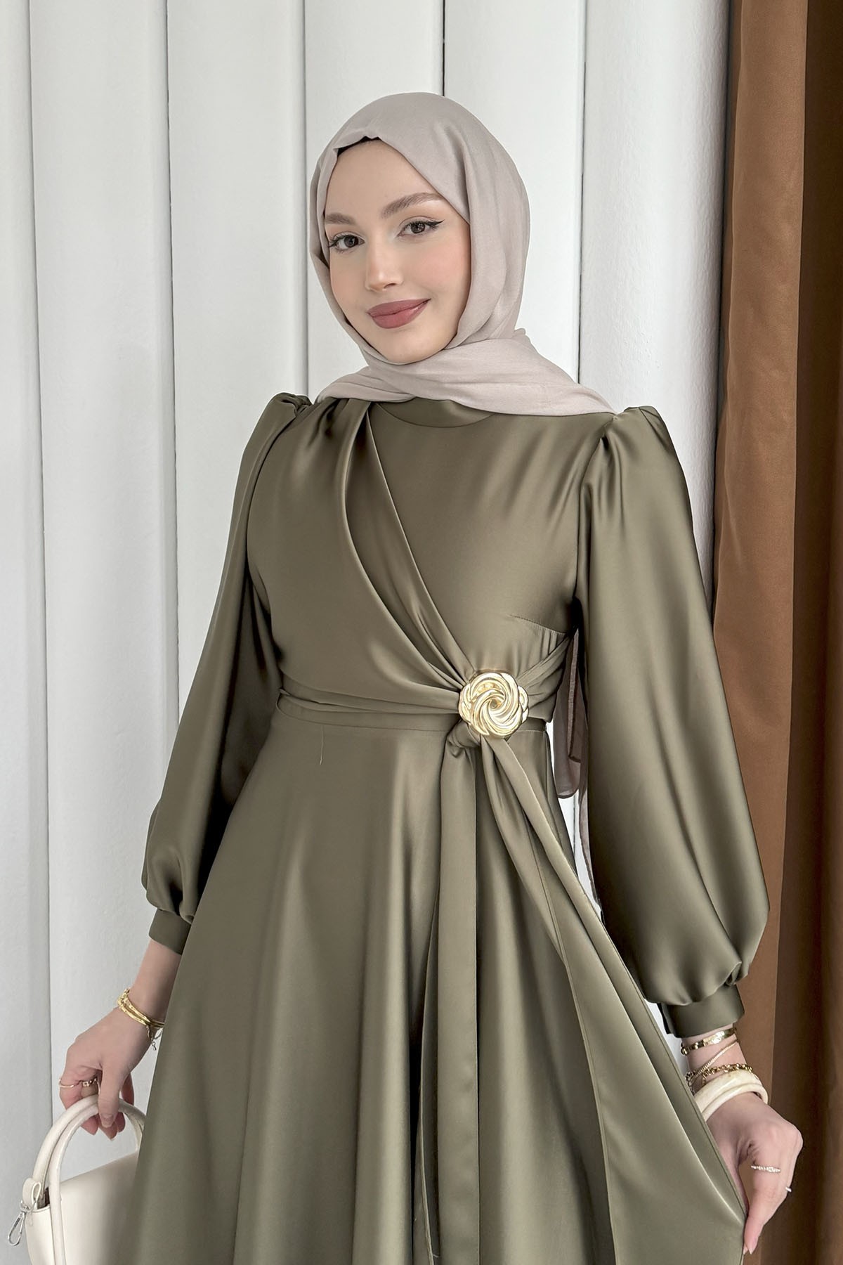 Broş Detaylı Premium Kumaş Saten Tesettür Abiye-HAKİ YEŞİL