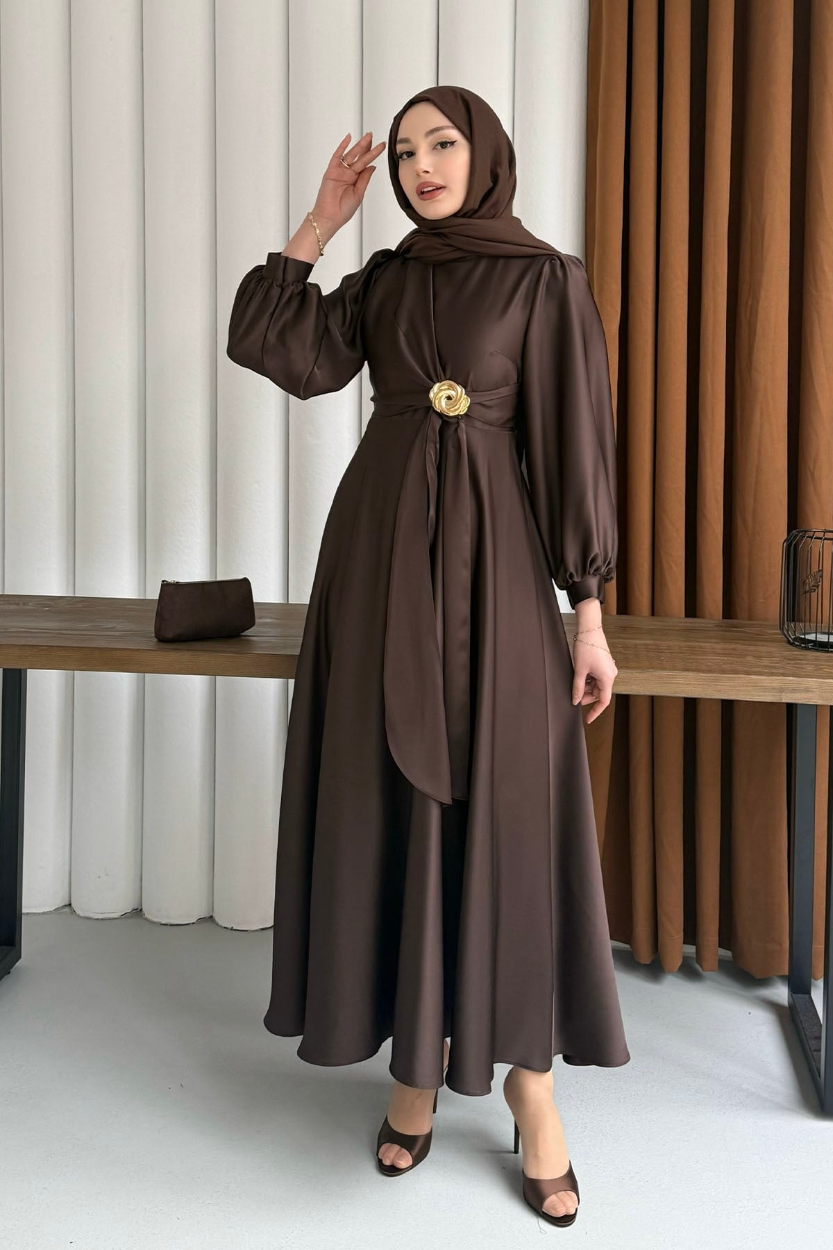 Broş Detaylı Premium Kumaş Saten Tesettür Abiye-KAHVERENGİ