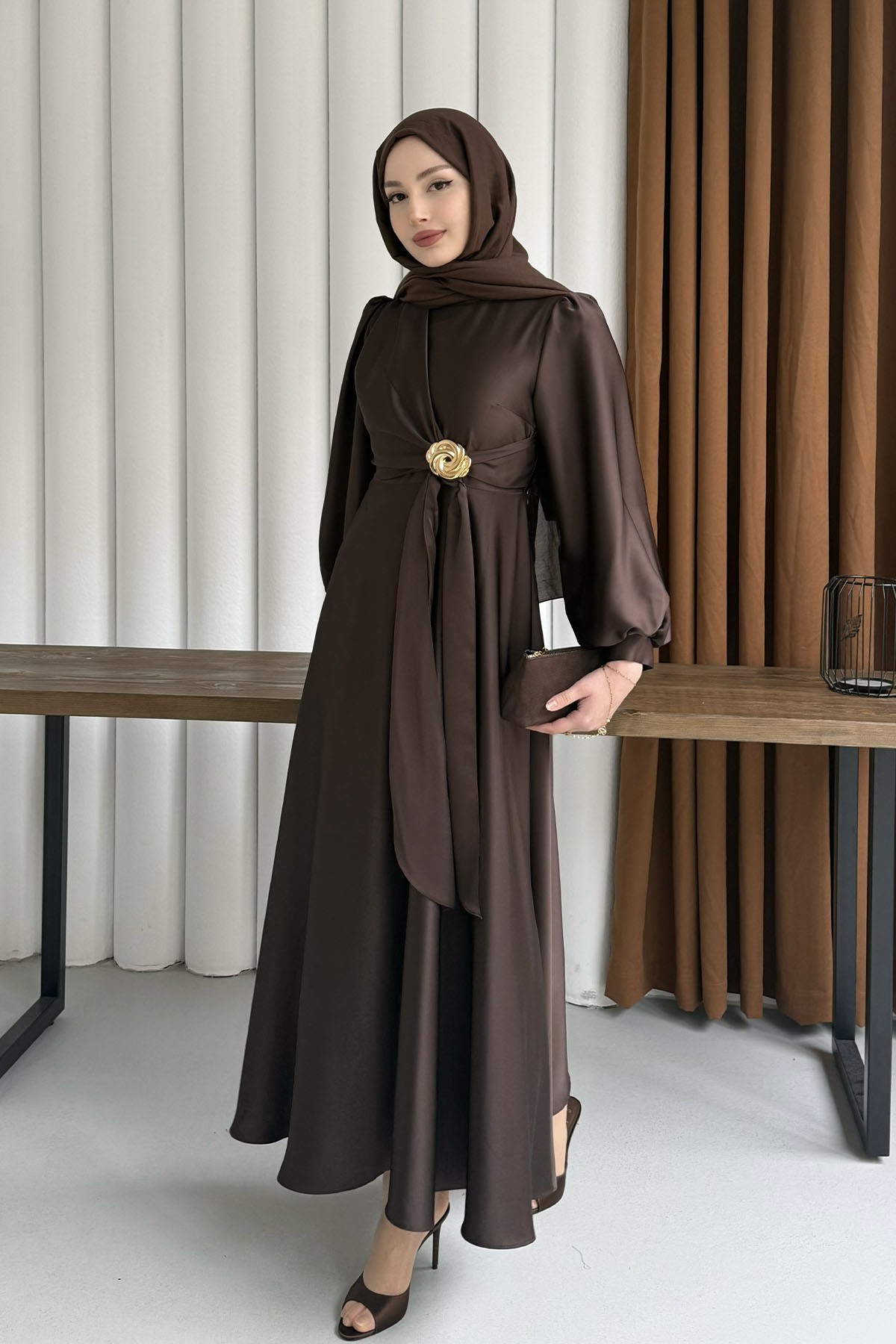Broş Detaylı Premium Kumaş Saten Tesettür Abiye-KAHVERENGİ