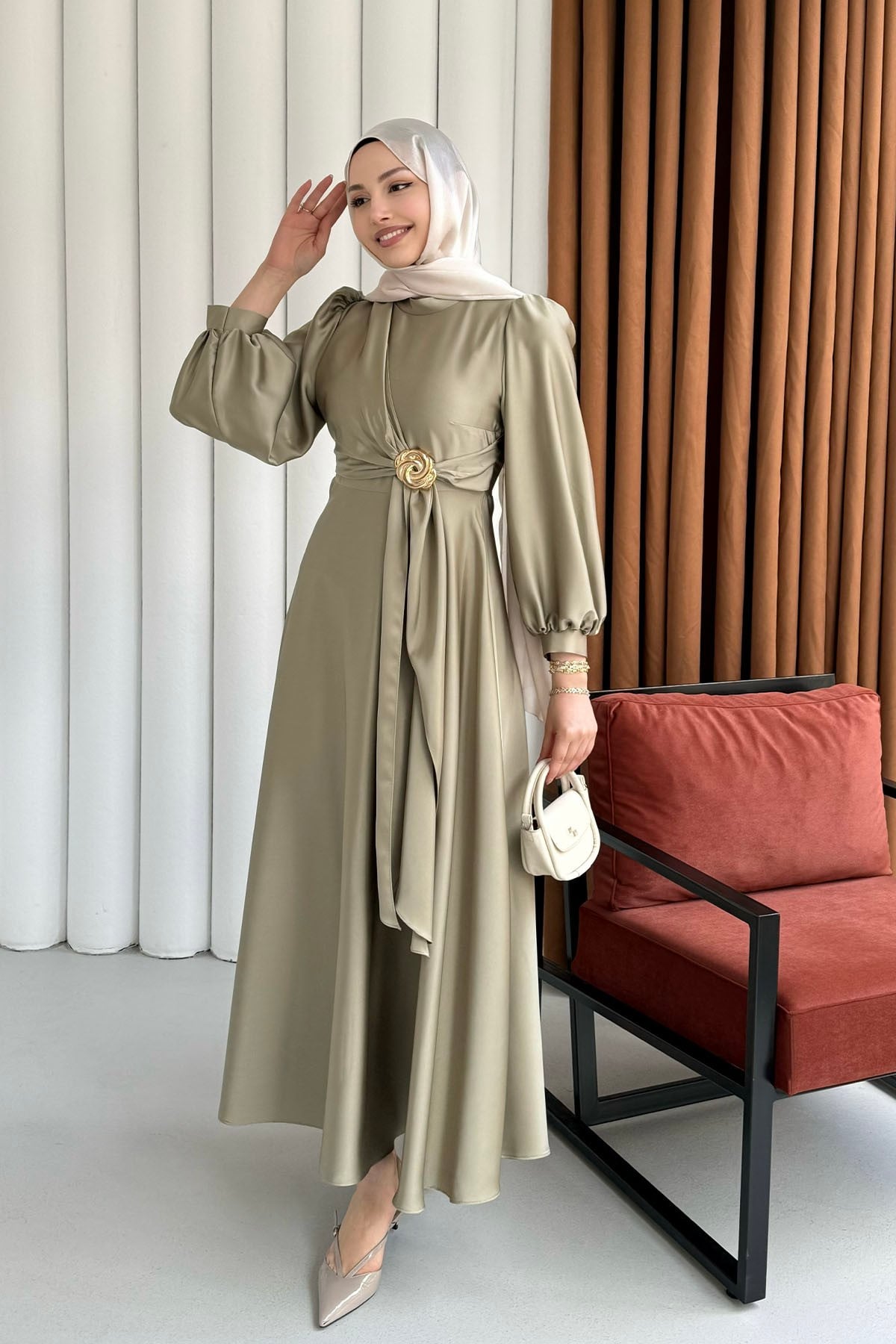 Broş Detaylı Premium Kumaş Saten Tesettür Abiye-ÇAĞLA YEŞİLİ