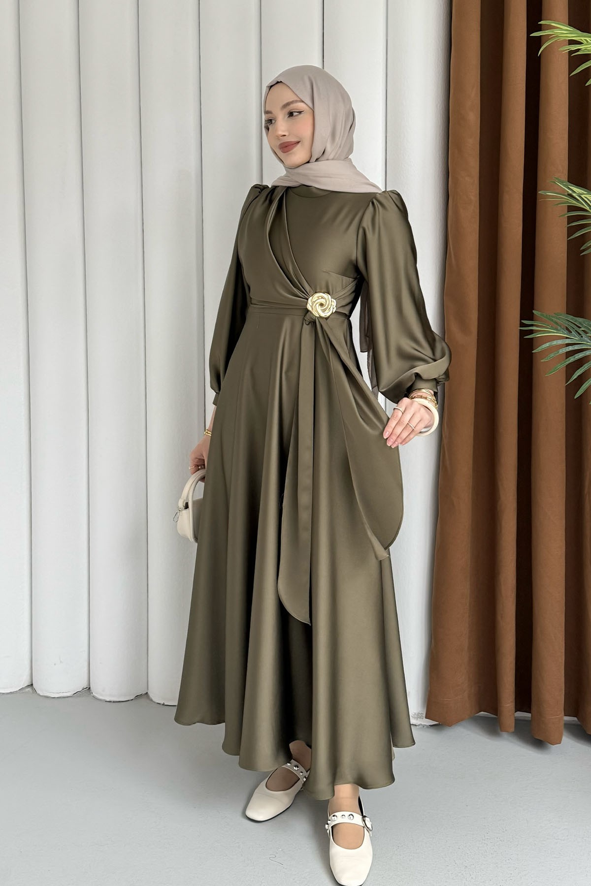 Broş Detaylı Premium Kumaş Saten Tesettür Abiye-HAKİ YEŞİL