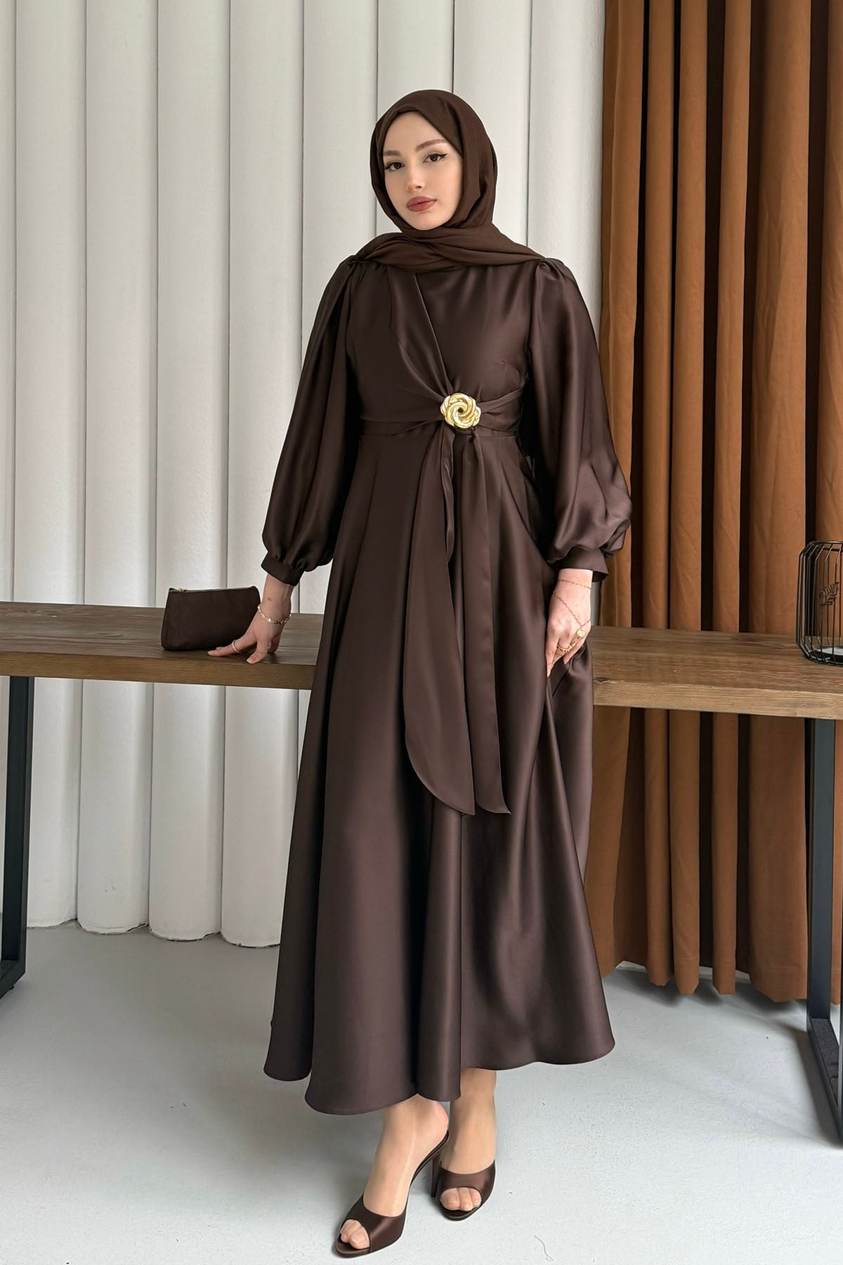 Broş Detaylı Premium Kumaş Saten Tesettür Abiye-KAHVERENGİ