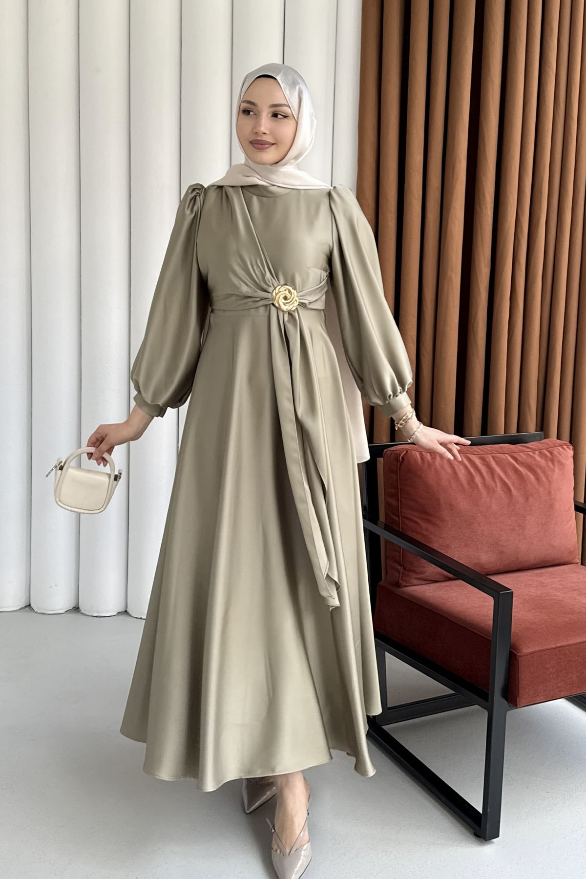 Broş Detaylı Premium Kumaş Saten Tesettür Abiye-ÇAĞLA YEŞİLİ