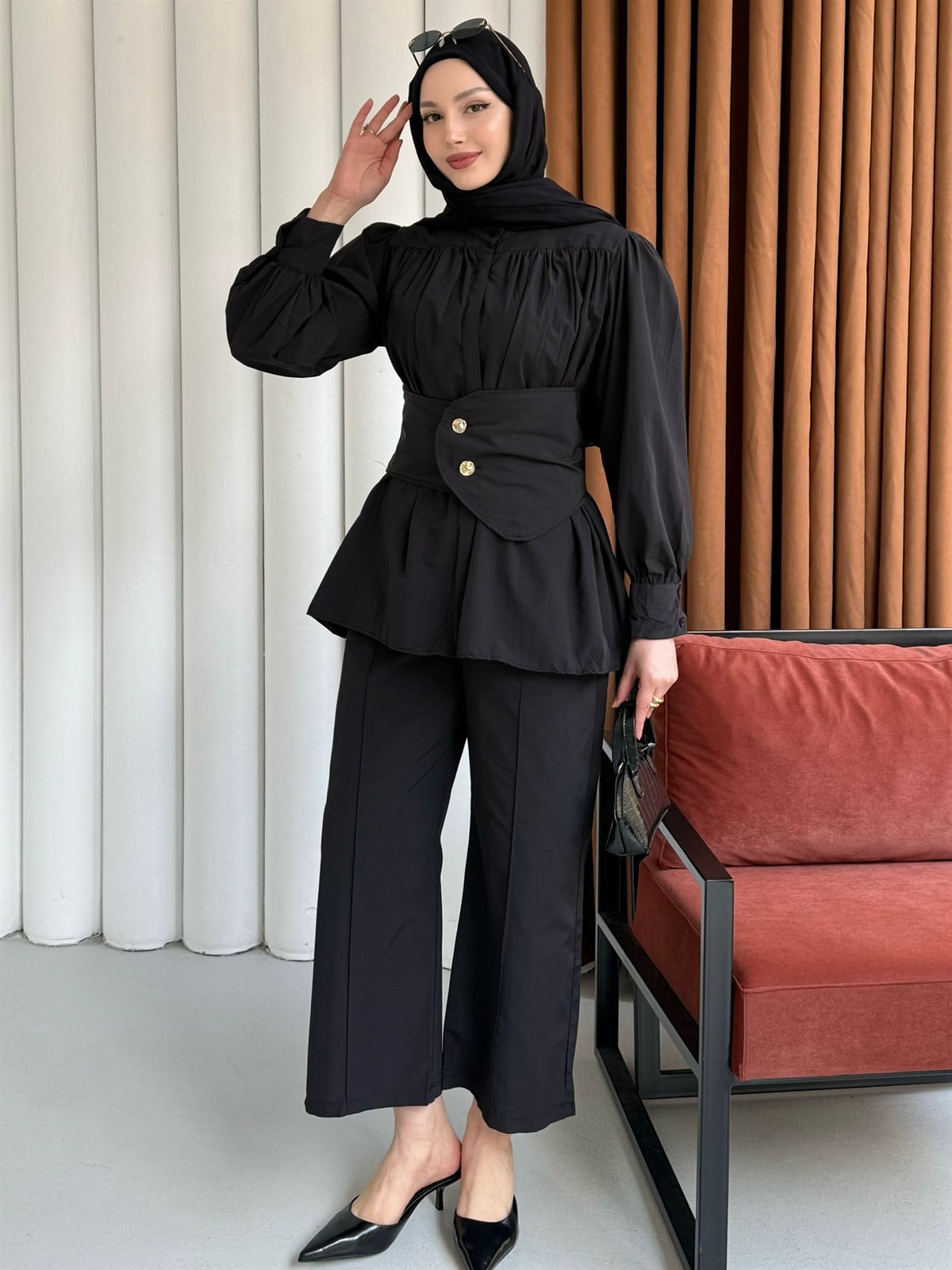 Büzgü Detaylı Kraşlı Vual Kumaş Pantolonlu Tesettür Takım-SİYAH