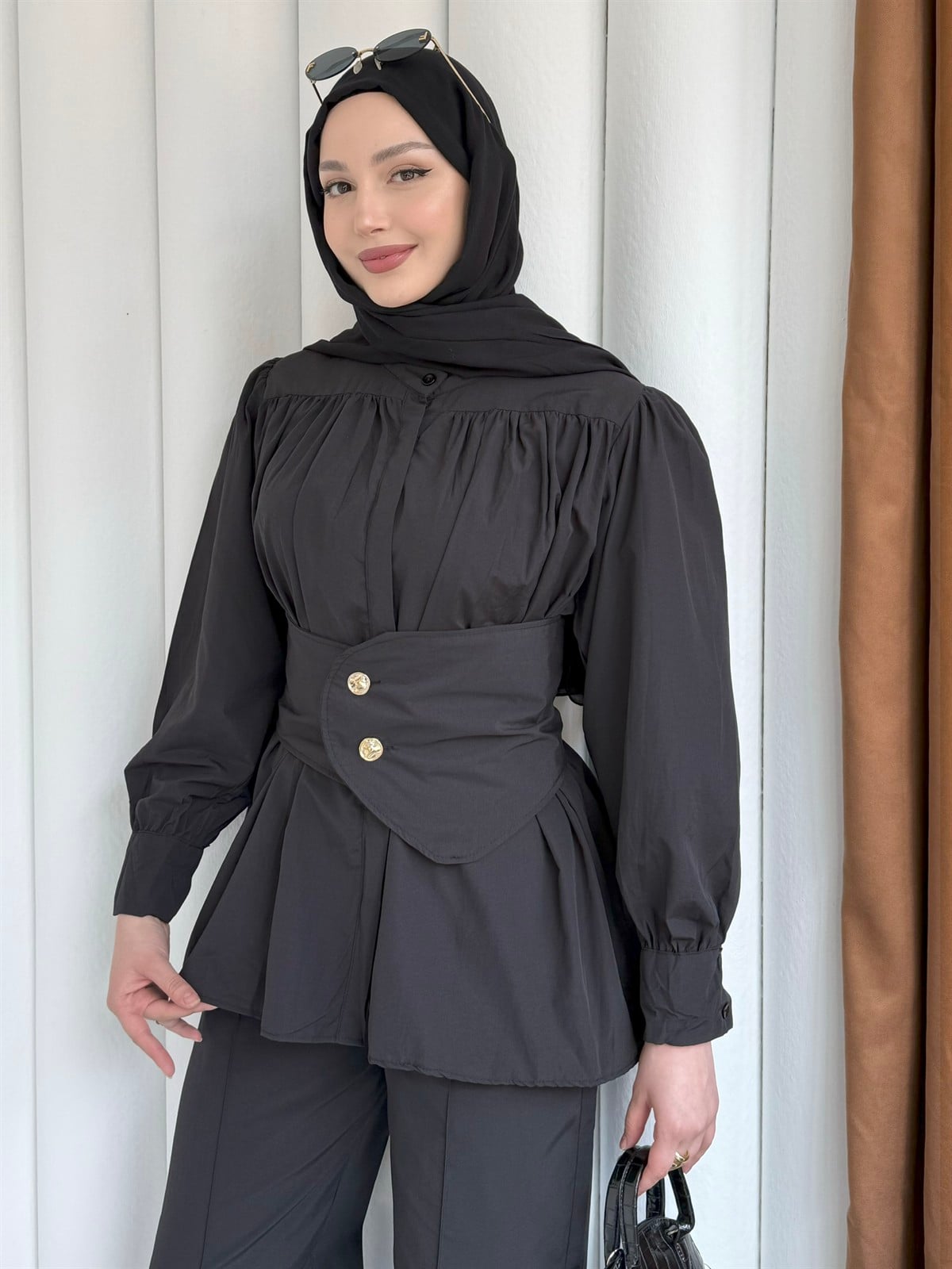 Büzgü Detaylı Kraşlı Vual Kumaş Pantolonlu Tesettür Takım-SİYAH