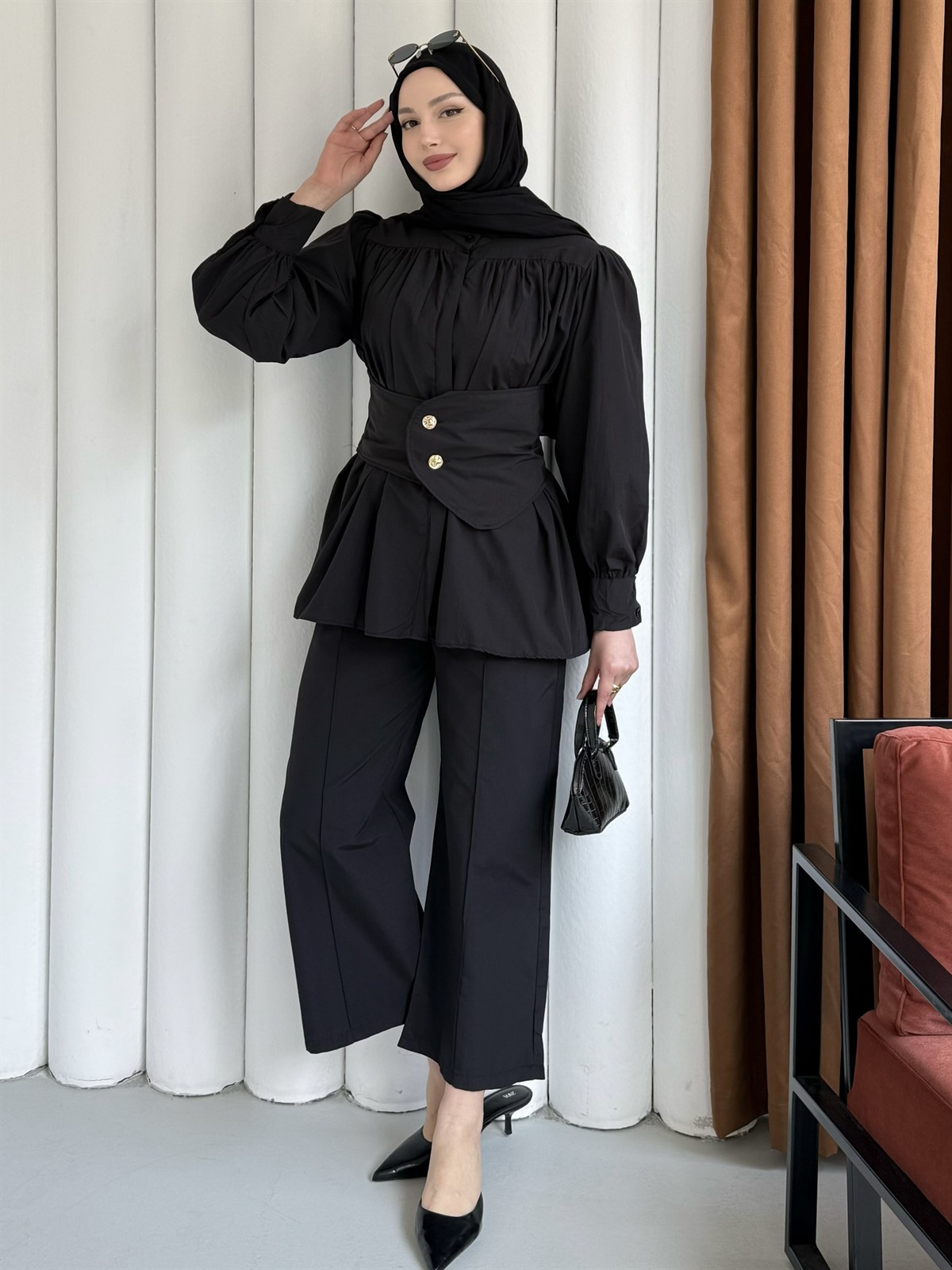 Büzgü Detaylı Kraşlı Vual Kumaş Pantolonlu Tesettür Takım-SİYAH