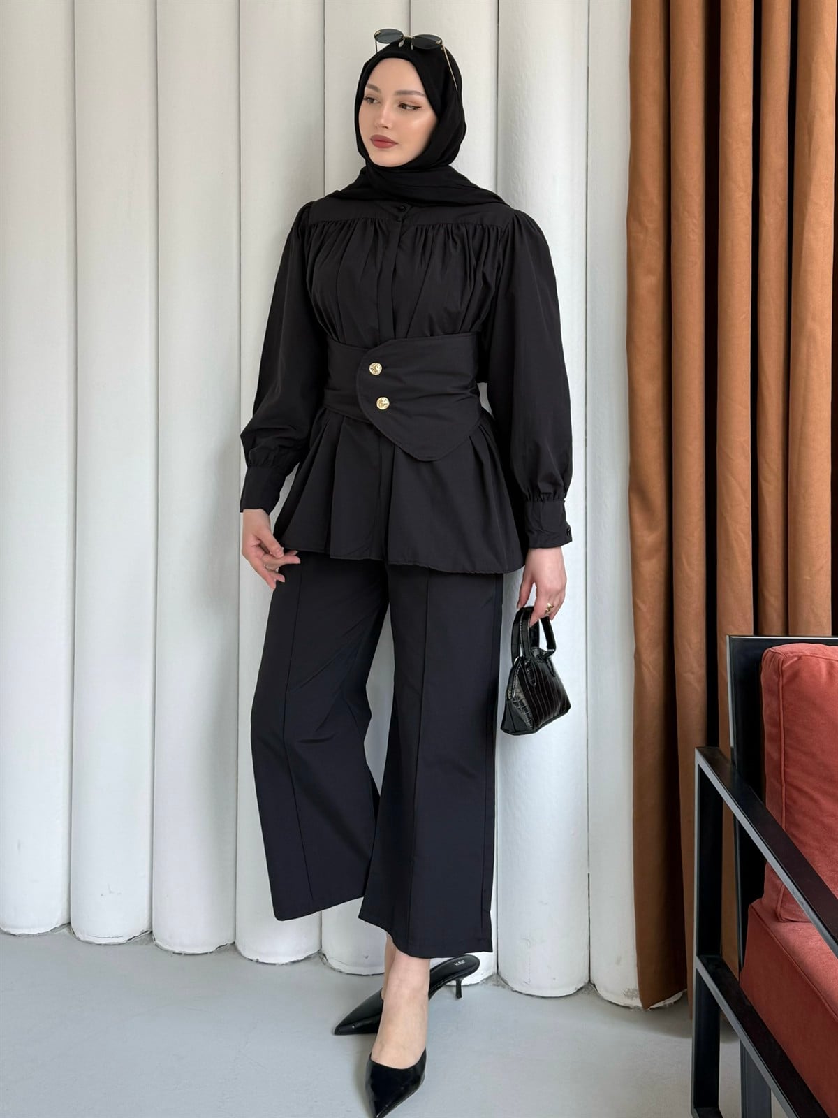 Büzgü Detaylı Kraşlı Vual Kumaş Pantolonlu Tesettür Takım-SİYAH