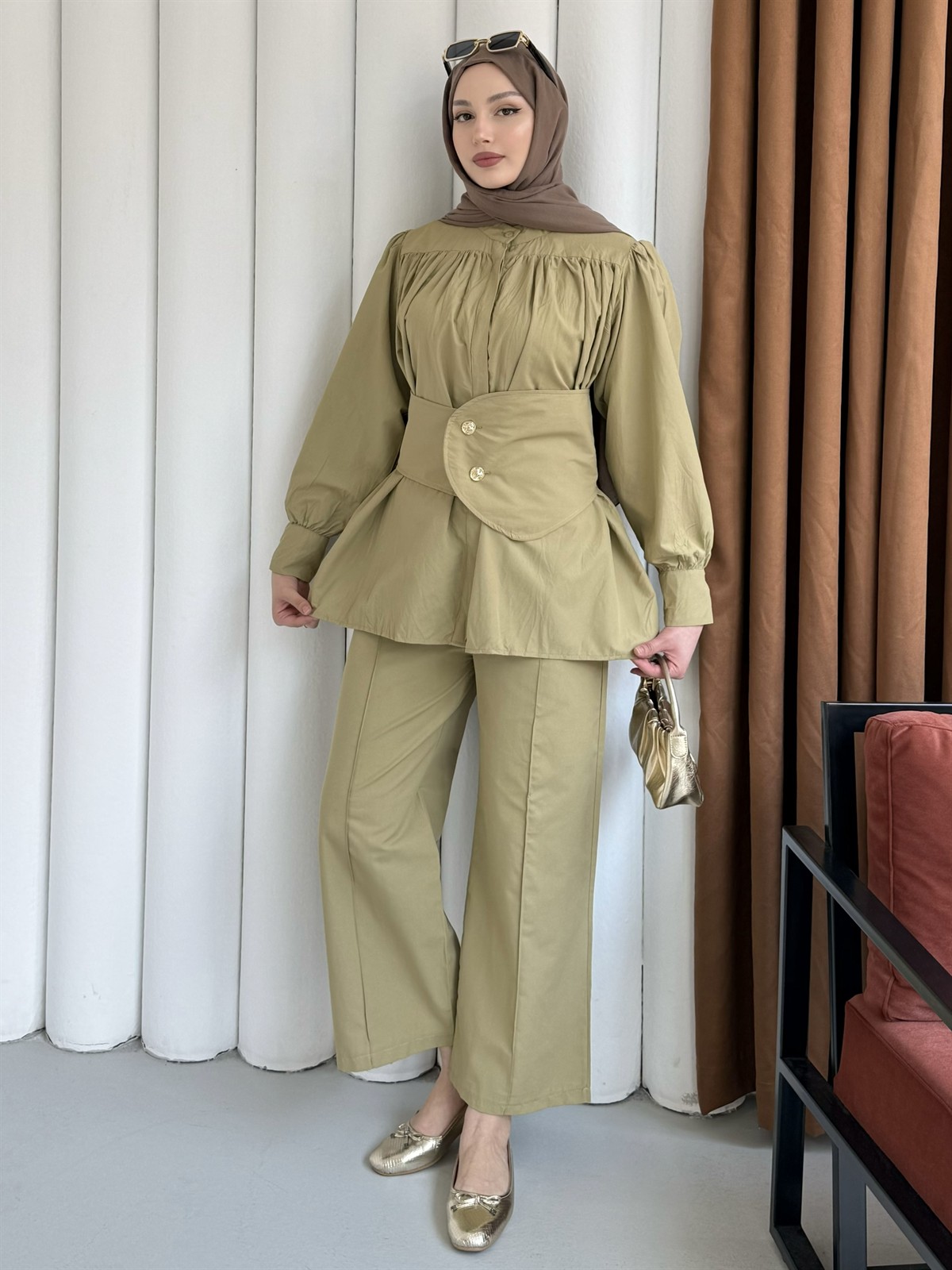 Büzgü Detaylı Kraşlı Vual Kumaş Pantolonlu Tesettür Takım-OLİVE