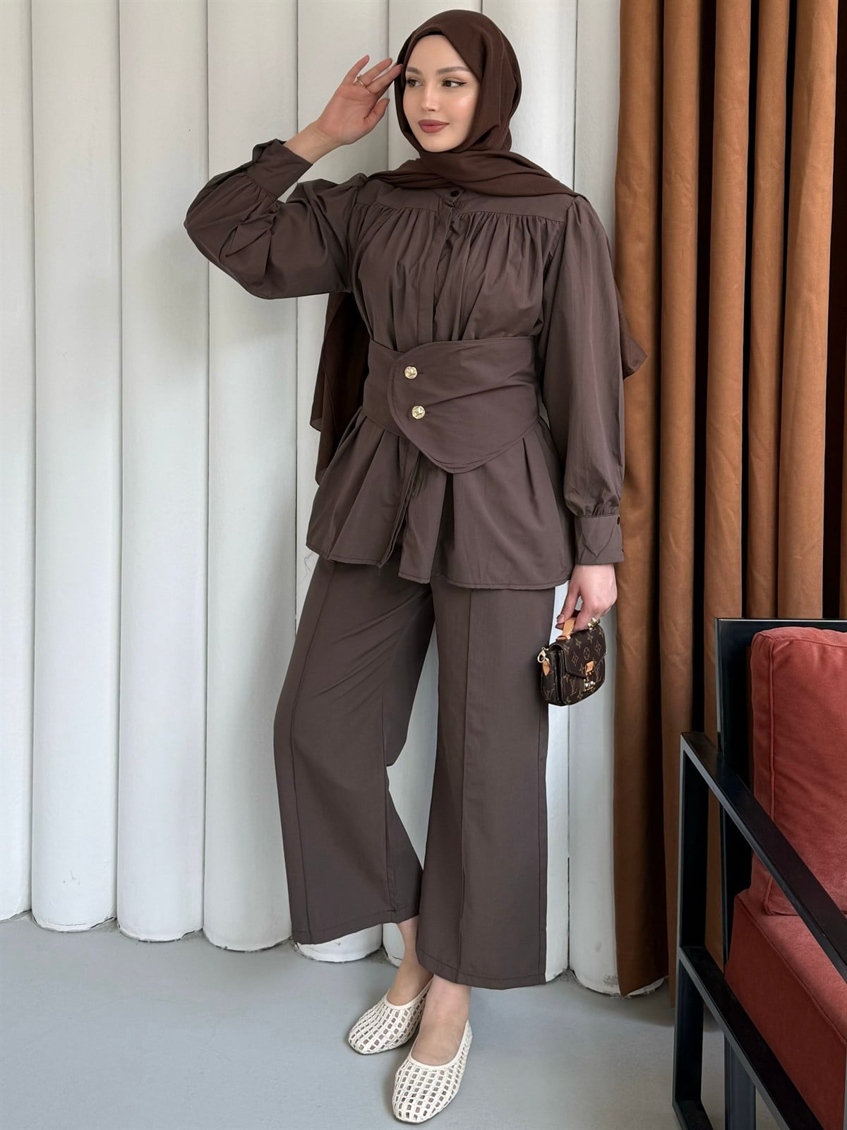 Büzgü Detaylı Kraşlı Vual Kumaş Pantolonlu Tesettür Takım-KAHVERENGİ