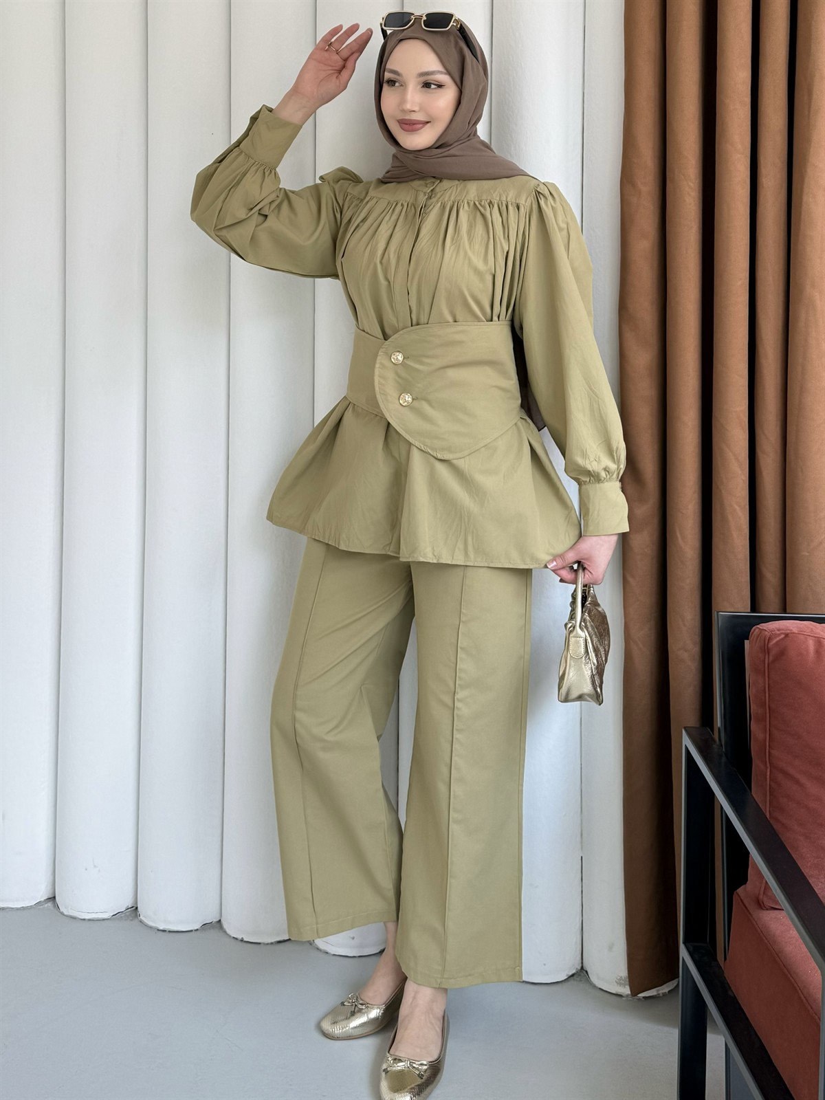 Büzgü Detaylı Kraşlı Vual Kumaş Pantolonlu Tesettür Takım-OLİVE