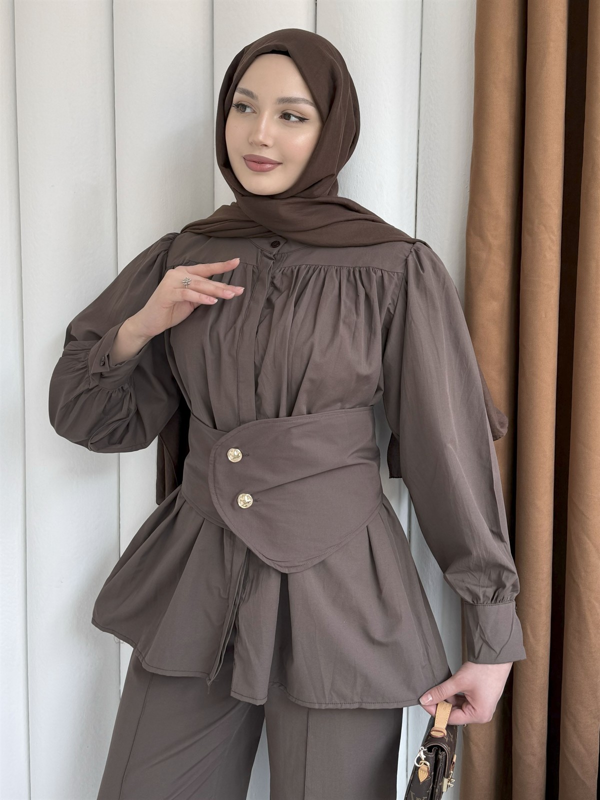 Büzgü Detaylı Kraşlı Vual Kumaş Pantolonlu Tesettür Takım-KAHVERENGİ