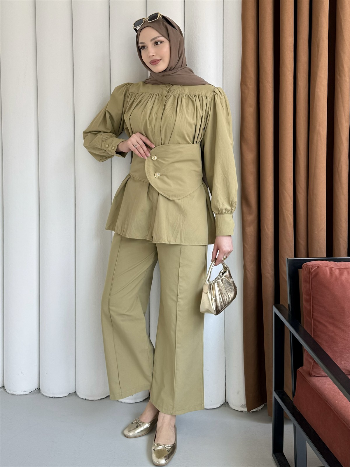 Büzgü Detaylı Kraşlı Vual Kumaş Pantolonlu Tesettür Takım-OLİVE