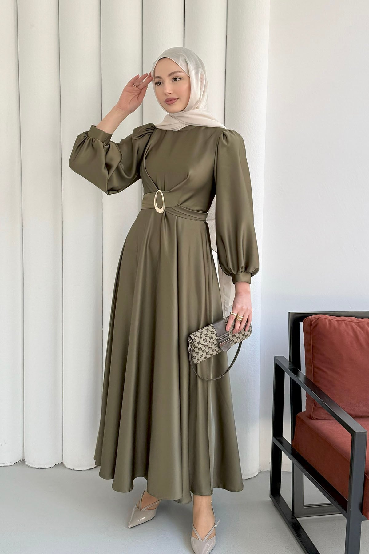 Çapraz Tokalı Saten Tesettür Elbise-HAKİ YEŞİL