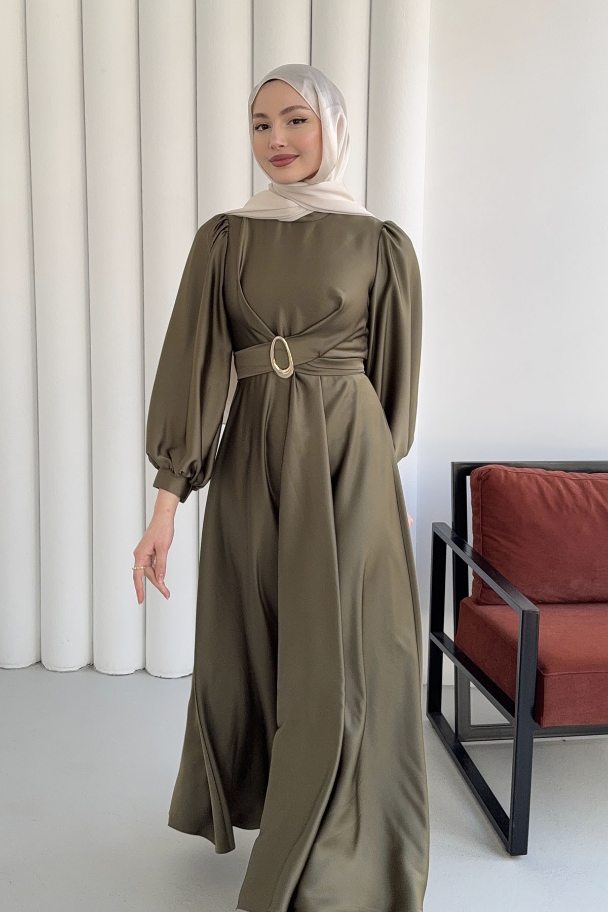 Çapraz Tokalı Saten Tesettür Elbise-HAKİ YEŞİL