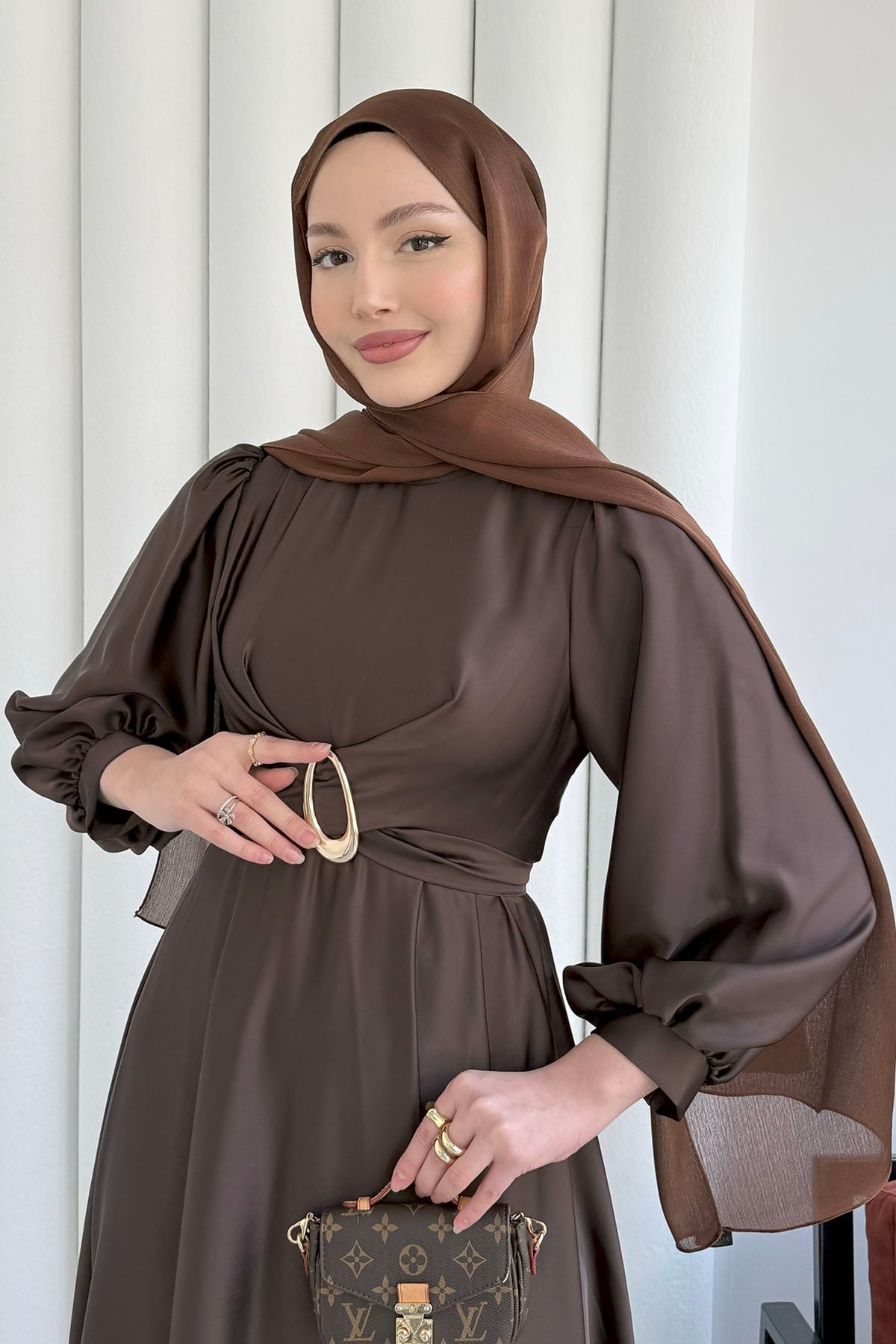 Çapraz Tokalı Saten Tesettür Elbise-KAHVERENGİ