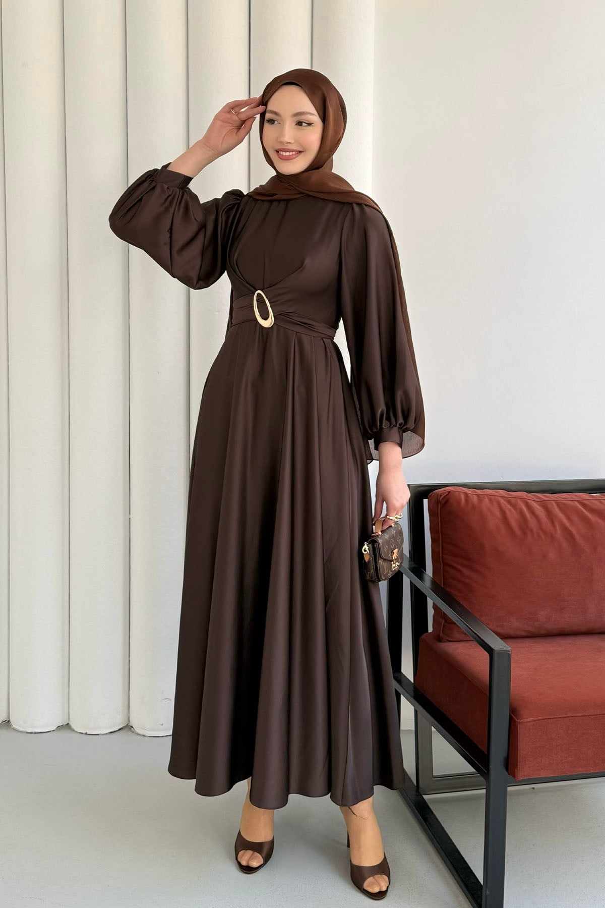 Çapraz Tokalı Saten Tesettür Elbise-KAHVERENGİ