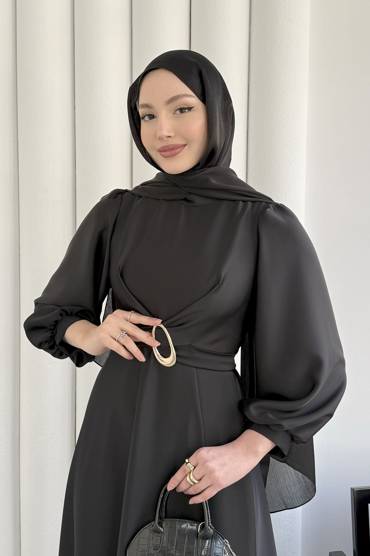 Çapraz Tokalı Saten Tesettür Elbise-SİYAH