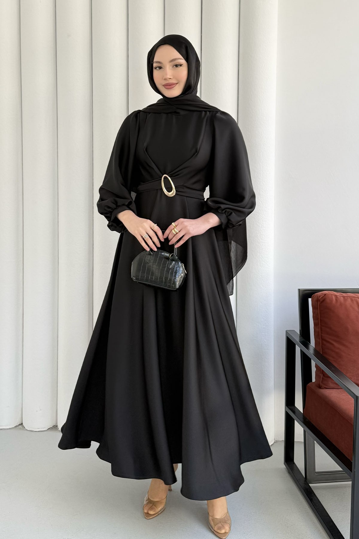 Çapraz Tokalı Saten Tesettür Elbise-SİYAH