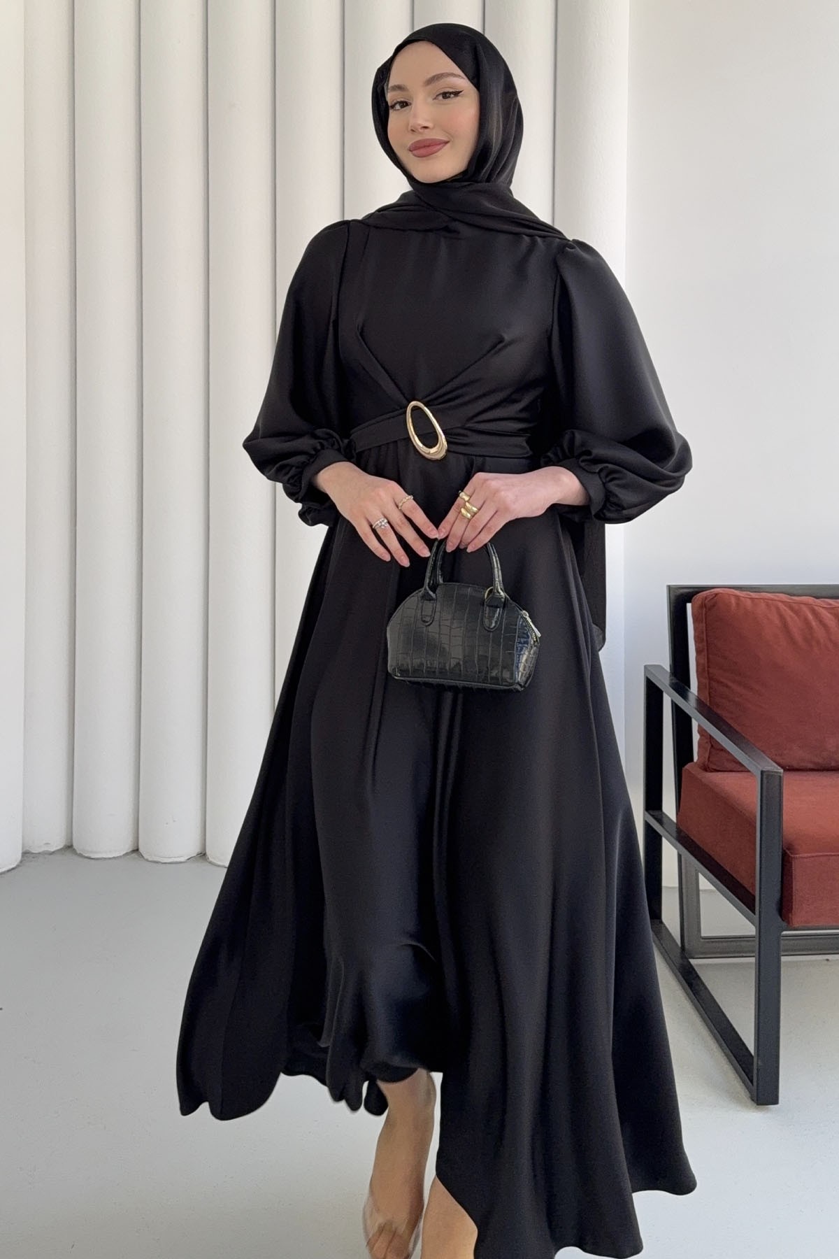 Çapraz Tokalı Saten Tesettür Elbise-SİYAH
