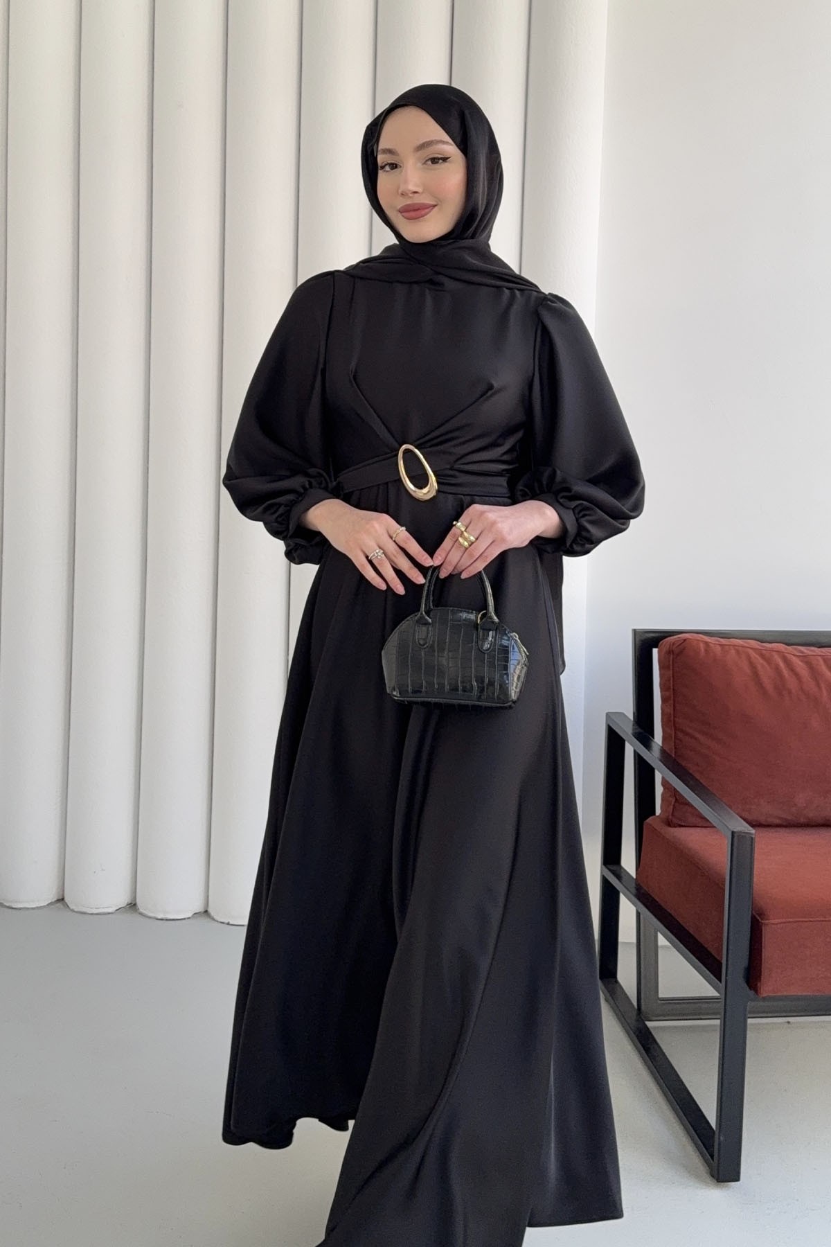Çapraz Tokalı Saten Tesettür Elbise-SİYAH