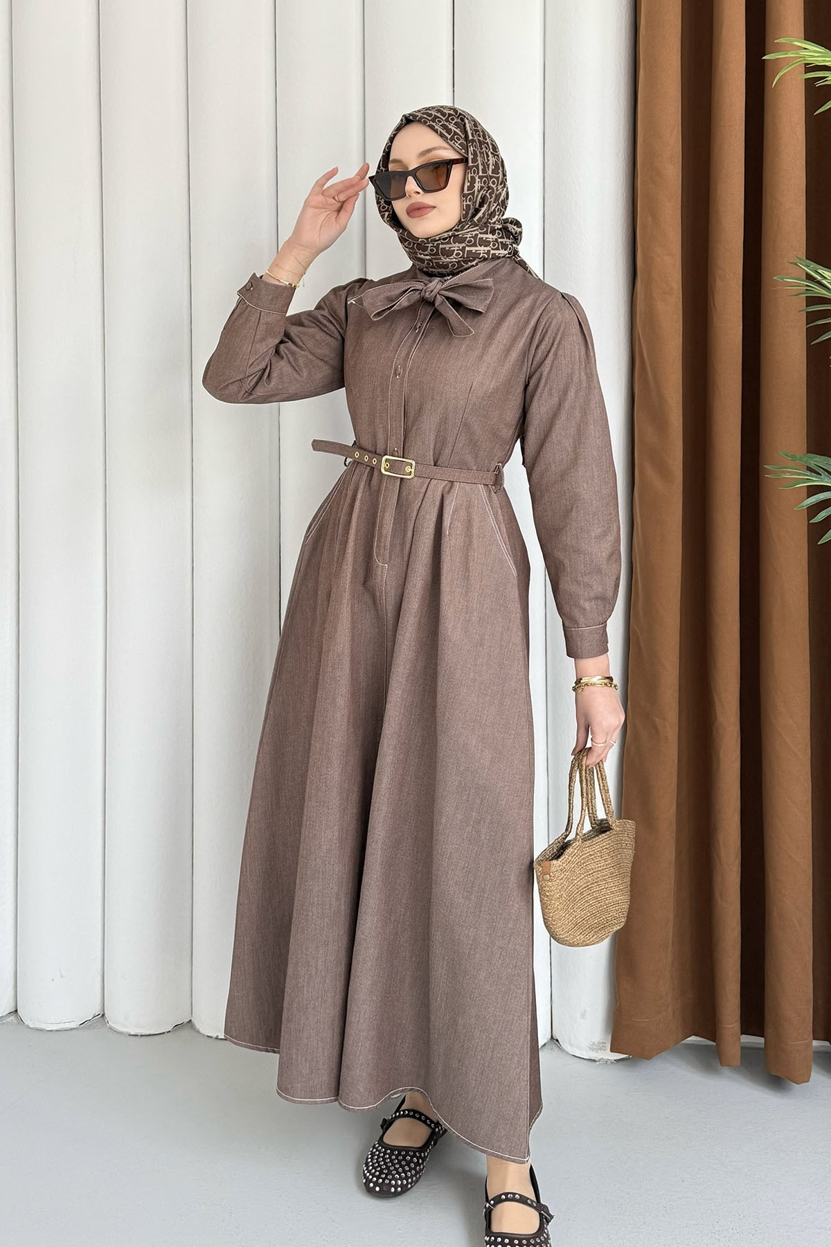 Cepli Kendinden Fularlı Şık Tesettür Elbise-KAHVERENGİ