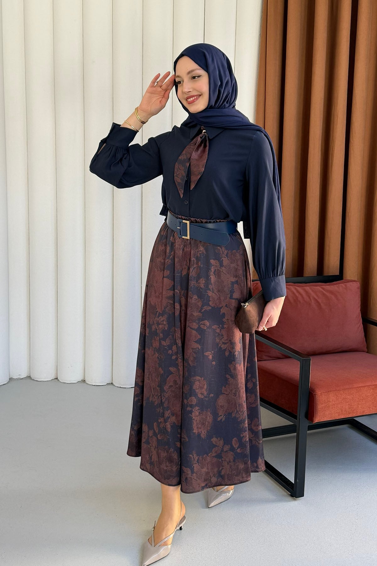 Çiçek Desen & Fular Yaka Kemerli Tesettür Takım-LACİVERT