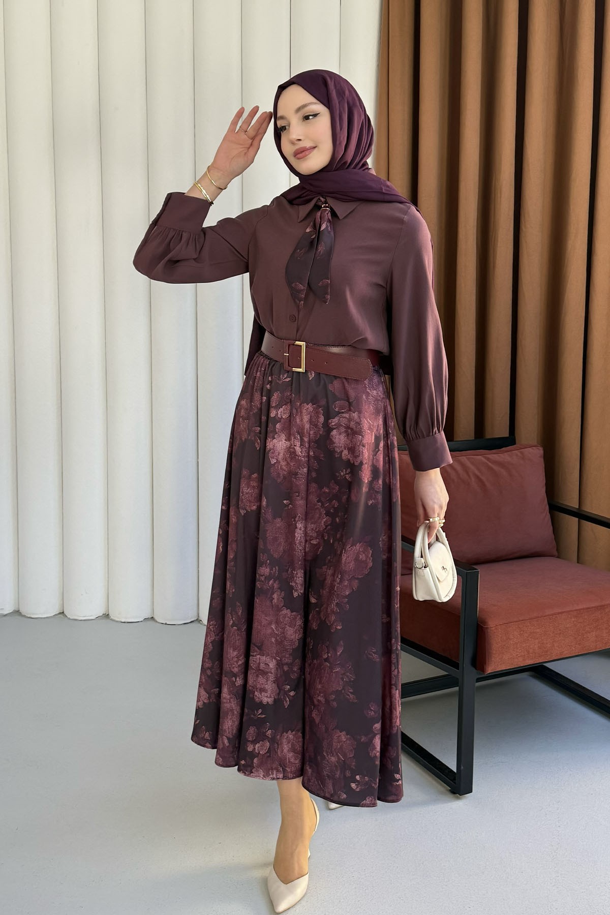 Çiçek Desen & Fular Yaka Kemerli Tesettür Takım-MÜRDÜM