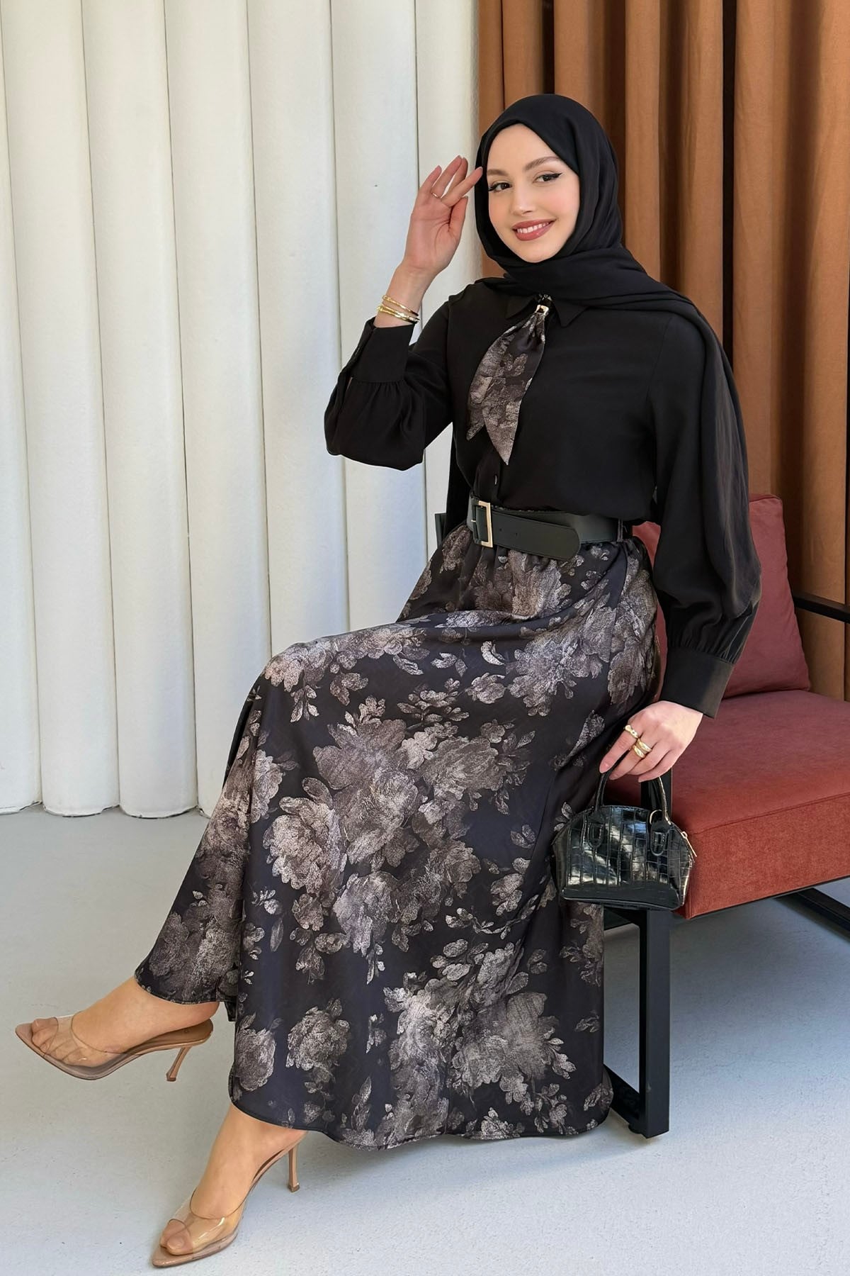 Çiçek Desen & Fular Yaka Kemerli Tesettür Takım-SİYAH