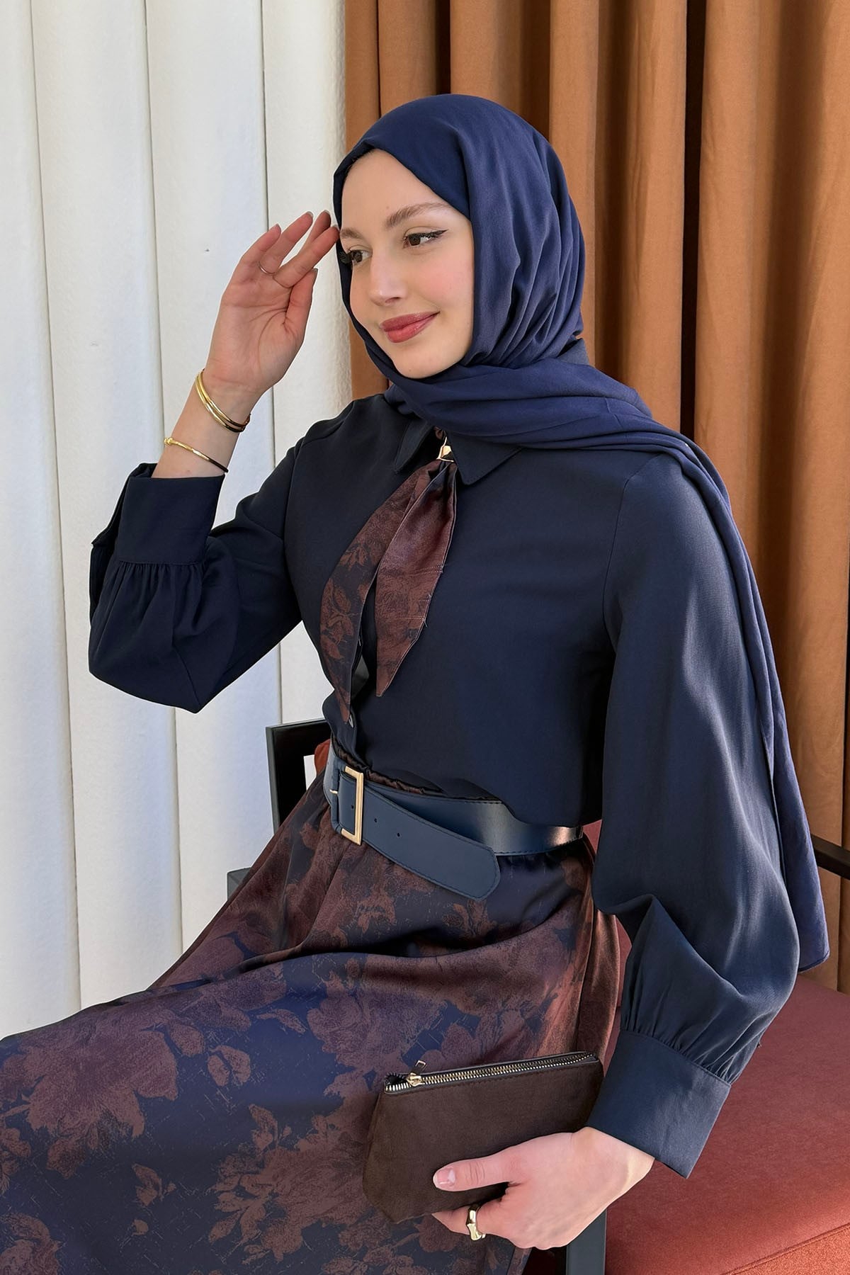 Çiçek Desen & Fular Yaka Kemerli Tesettür Takım-LACİVERT