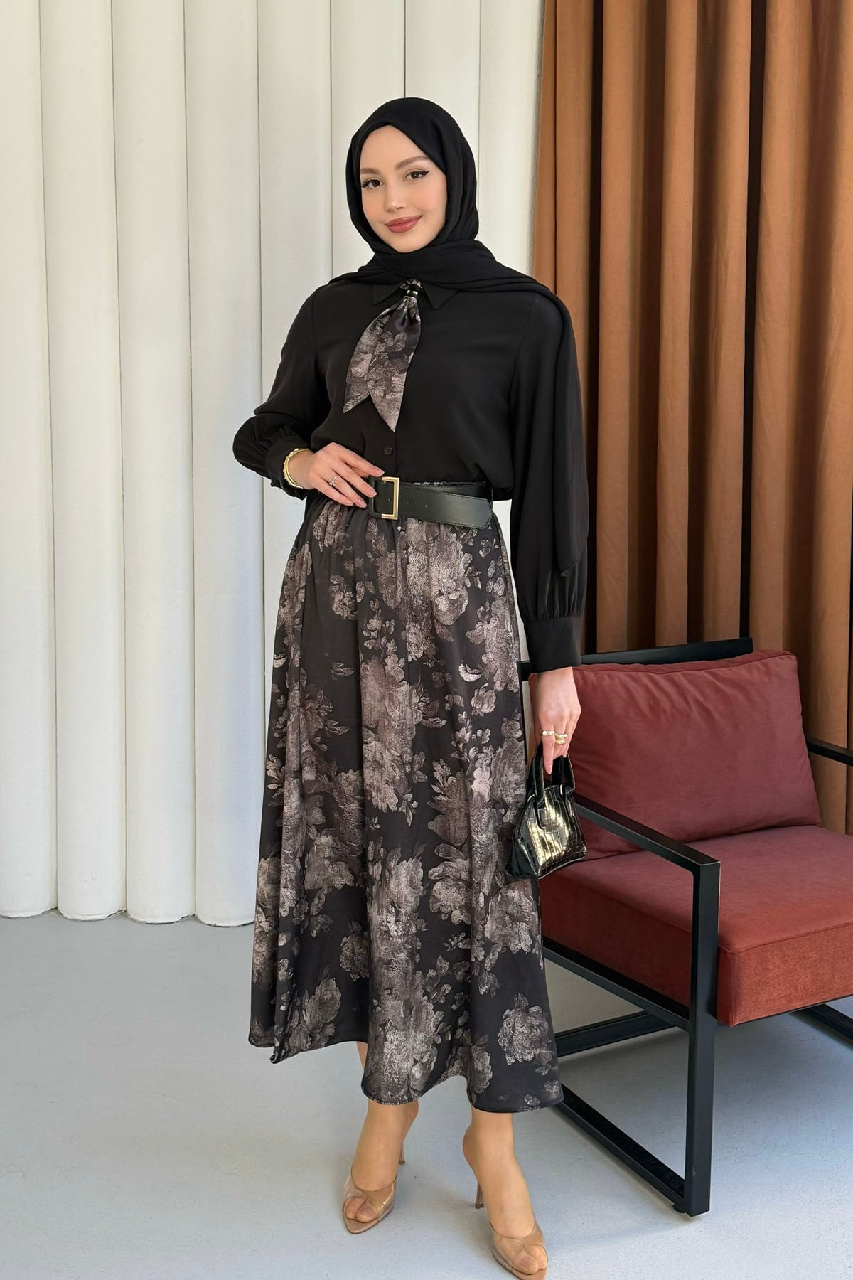 Çiçek Desen & Fular Yaka Kemerli Tesettür Takım-SİYAH