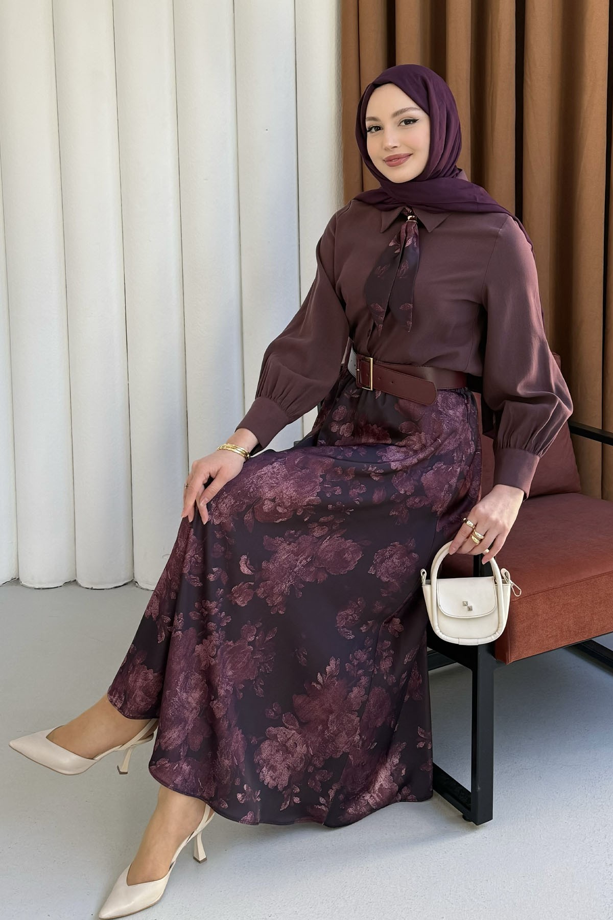 Çiçek Desen & Fular Yaka Kemerli Tesettür Takım-MÜRDÜM