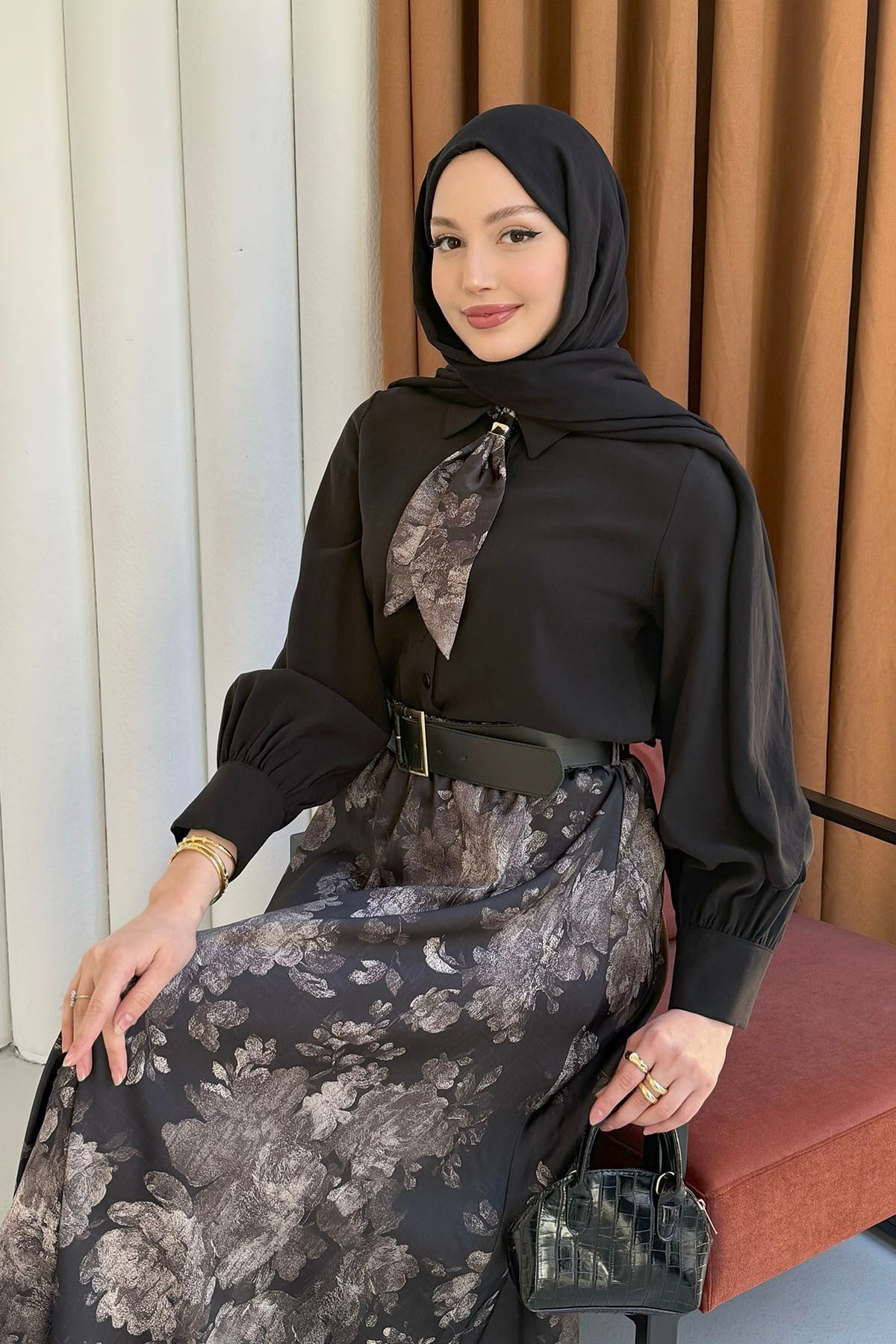 Çiçek Desen & Fular Yaka Kemerli Tesettür Takım-SİYAH