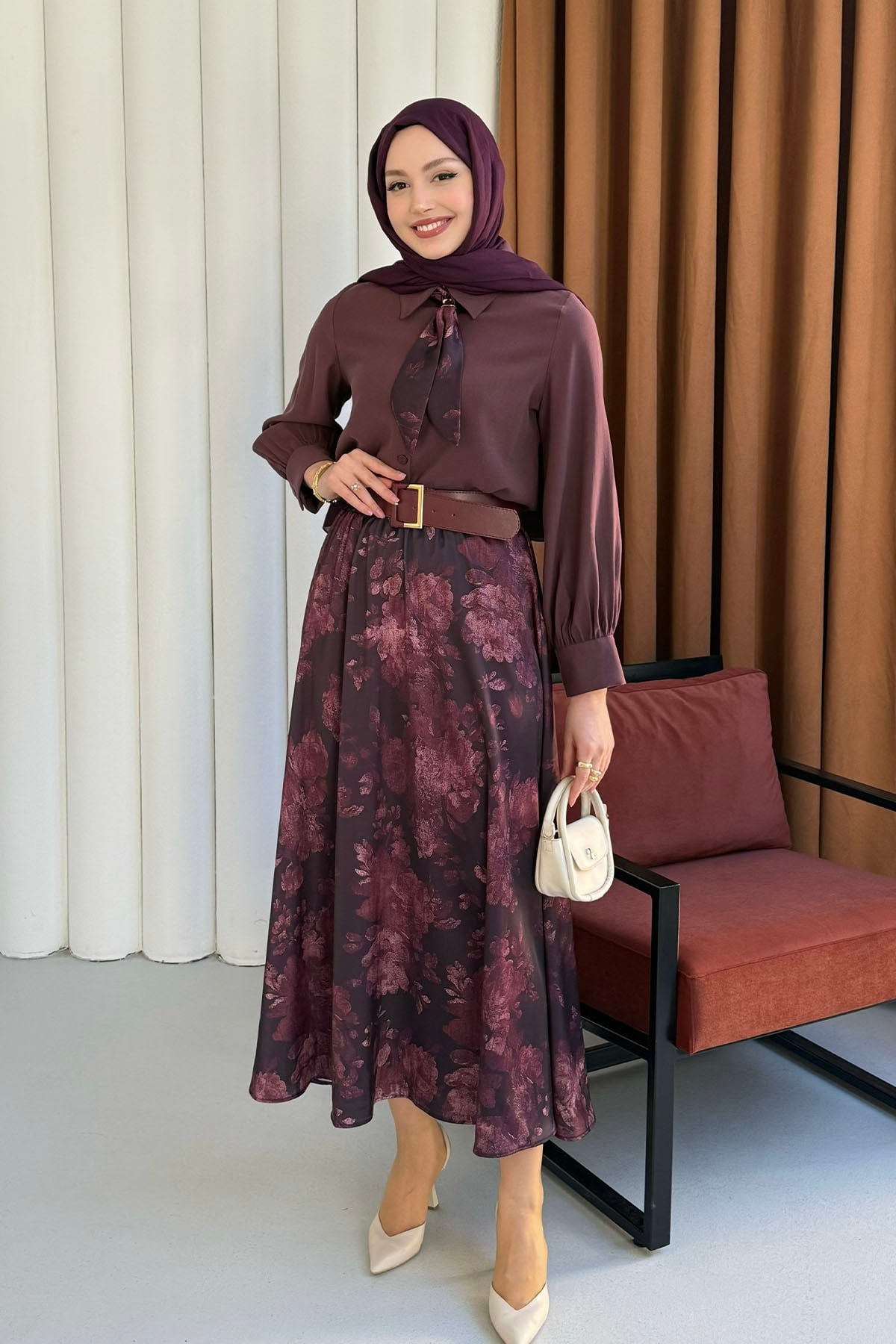 Çiçek Desen & Fular Yaka Kemerli Tesettür Takım-MÜRDÜM