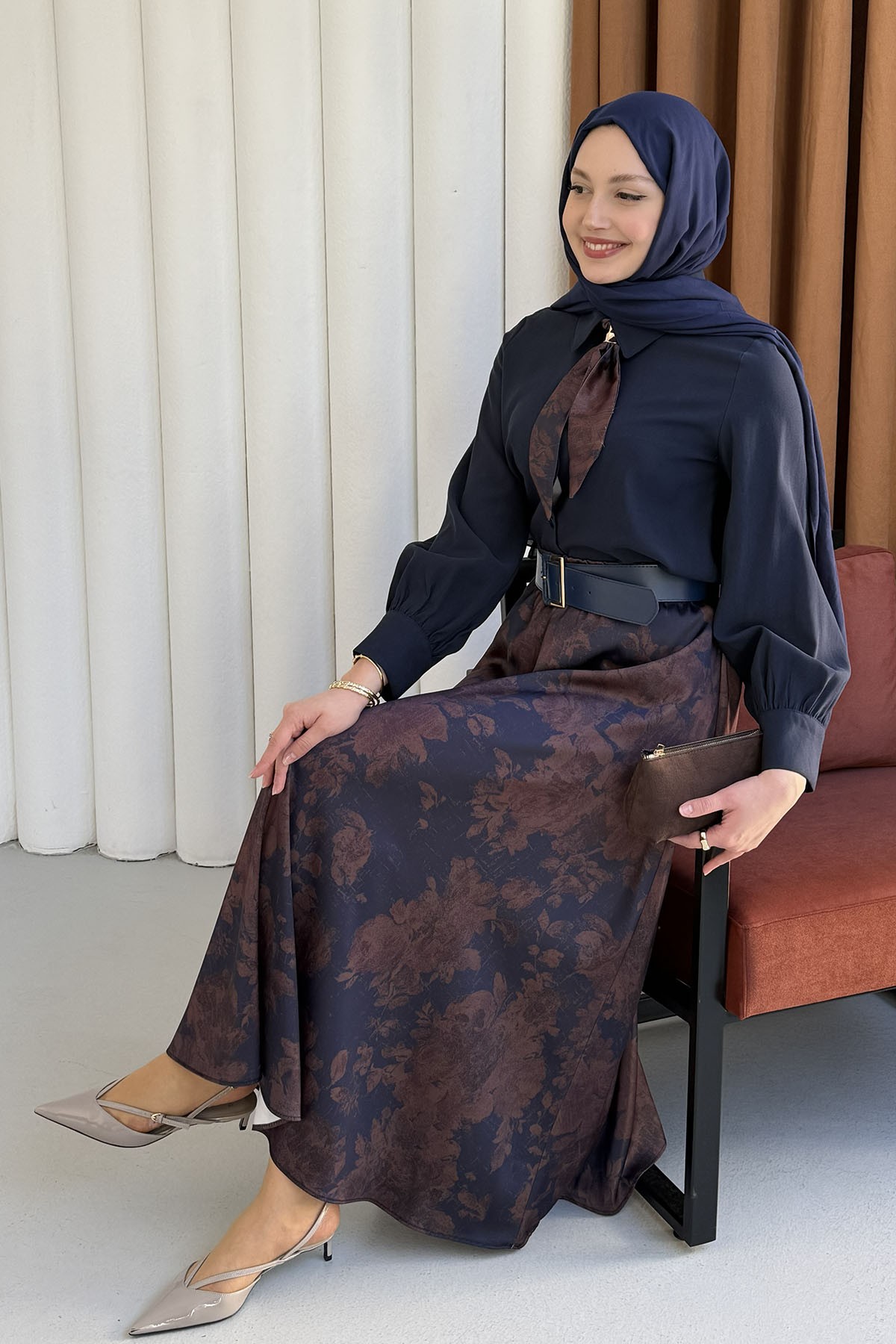 Çiçek Desen & Fular Yaka Kemerli Tesettür Takım-LACİVERT